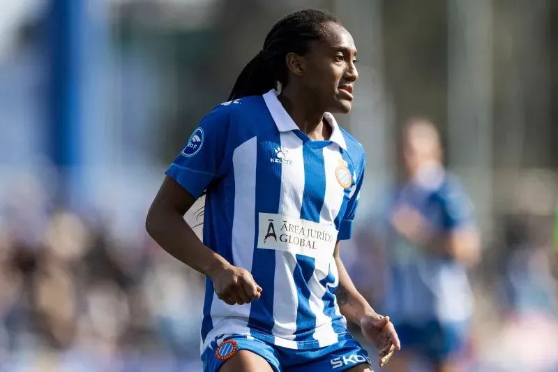 لاعبة إسبانيول دانييلا كاراكاس تحتفل بعد تسجيل هدف، وسط أجواء تنافسية في ديربي برشلونة، في مباراة مثيرة ضمن الدوري الإسباني النسائي.