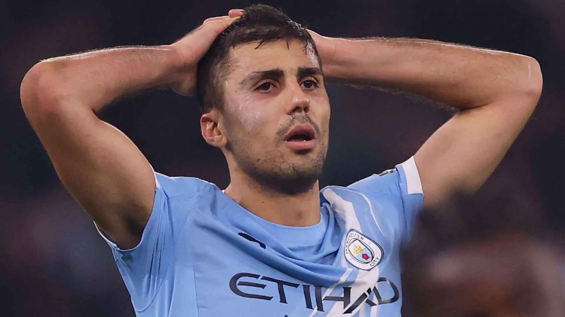 لاعب الوسط رودري من مانشستر سيتي يظهر بإحباط خلال مباراة، في ظل رفض النادي لعرض برشلونة لضمّه في سوق الانتقالات.