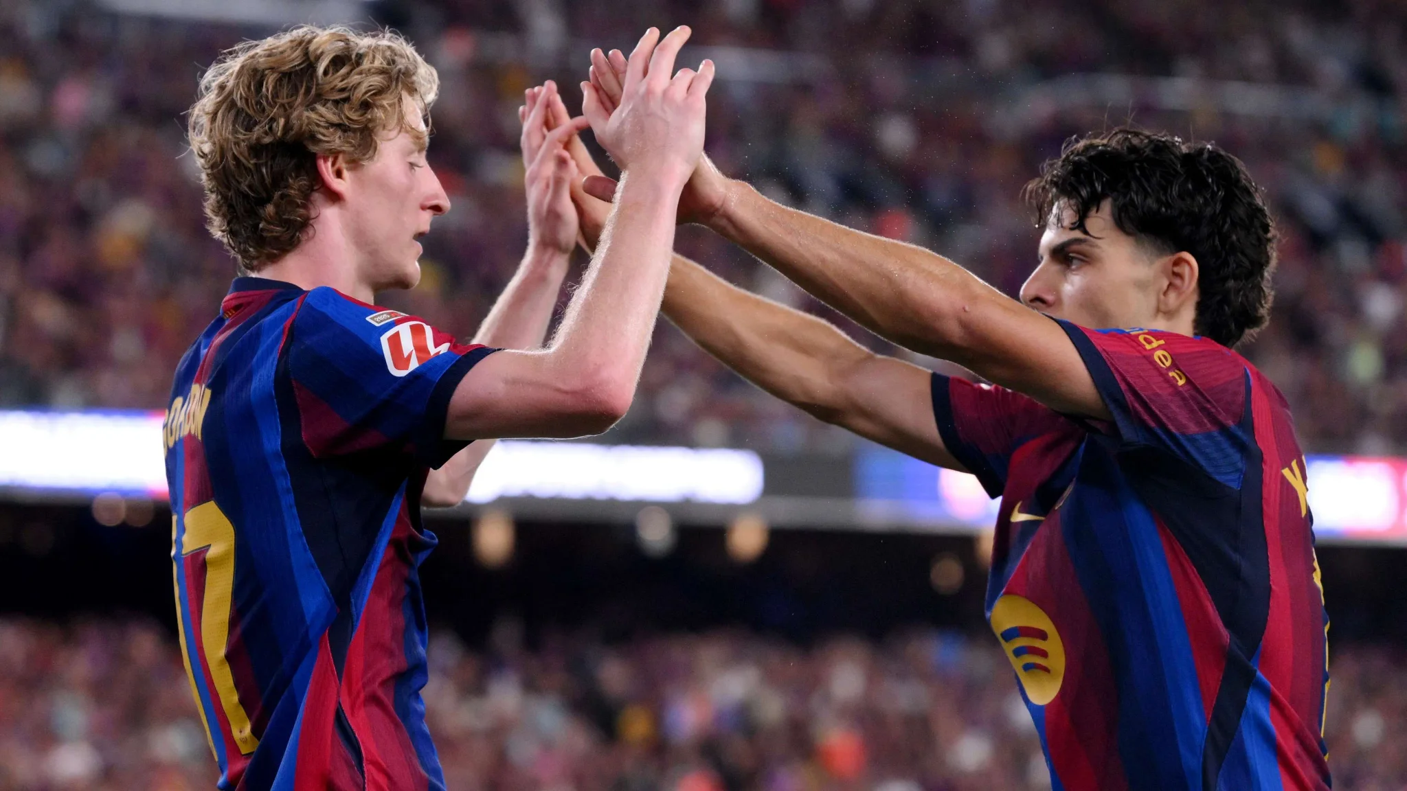 أنطوني جوردون ولاعب برشلونة يحتفلان بعد تمريرة حاسمة في أولى مبارياته بالدوري الإسباني مع فريق برشلونة.