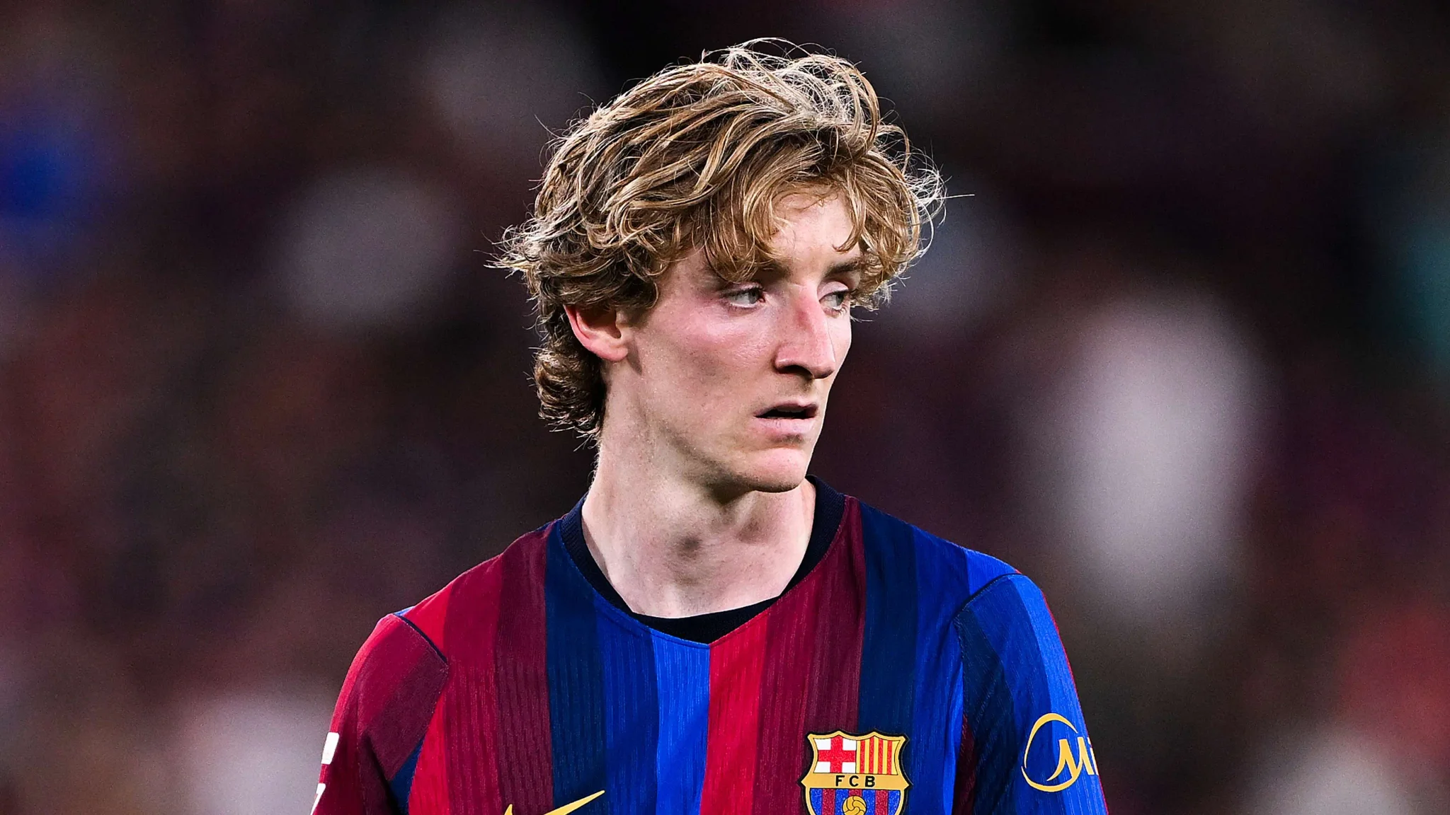 لاعب الجناح أنطوني جوردون يرتدي قميص برشلونة خلال مباراة، مع تركيز على وجهه وتعابير حازمة تعكس دوره التكتيكي في الفريق.