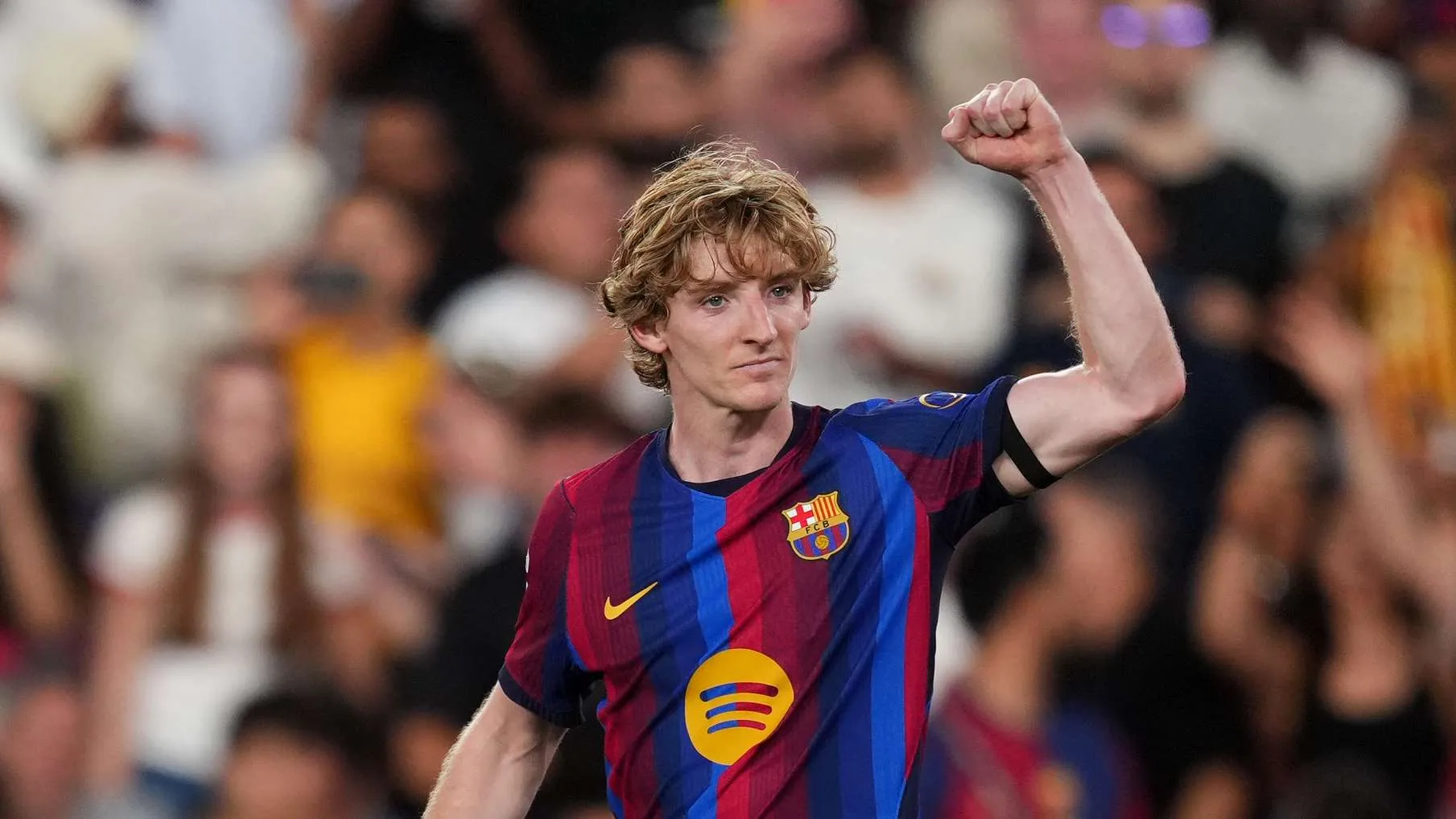 أنطوني جوردون لاعب برشلونة يرفع يده بتصميم في ملعب سبوتيفاي كامب نو خلال مبارياته الأولى مع الفريق.