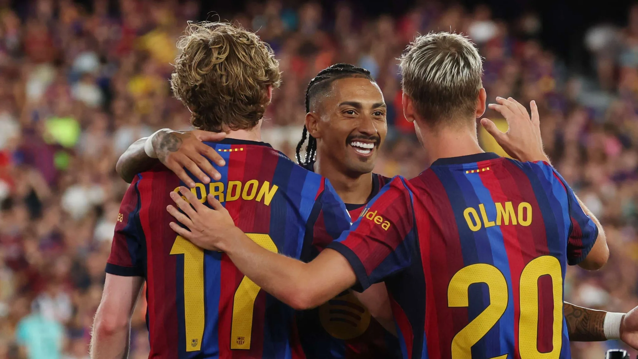 لاعب برشلونة أنطوني جوردون يحتفل مع زملائه بعد تمريرته الحاسمة في مباراة الدوري الإسباني، مع التركيز على دوره في تعزيز أداء الفريق.