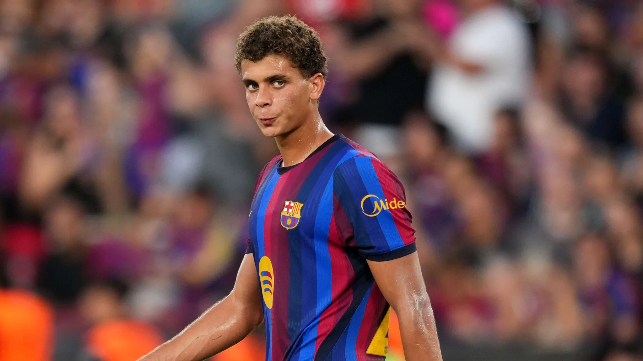 لاعب برشلونة حمزة عبد الكريم يرتدي قميص الفريق الأول خلال مباراة، مع التركيز على دوره الجديد وتأثيره في تعزيز الشراكة مع شركة الطيران المصرية.