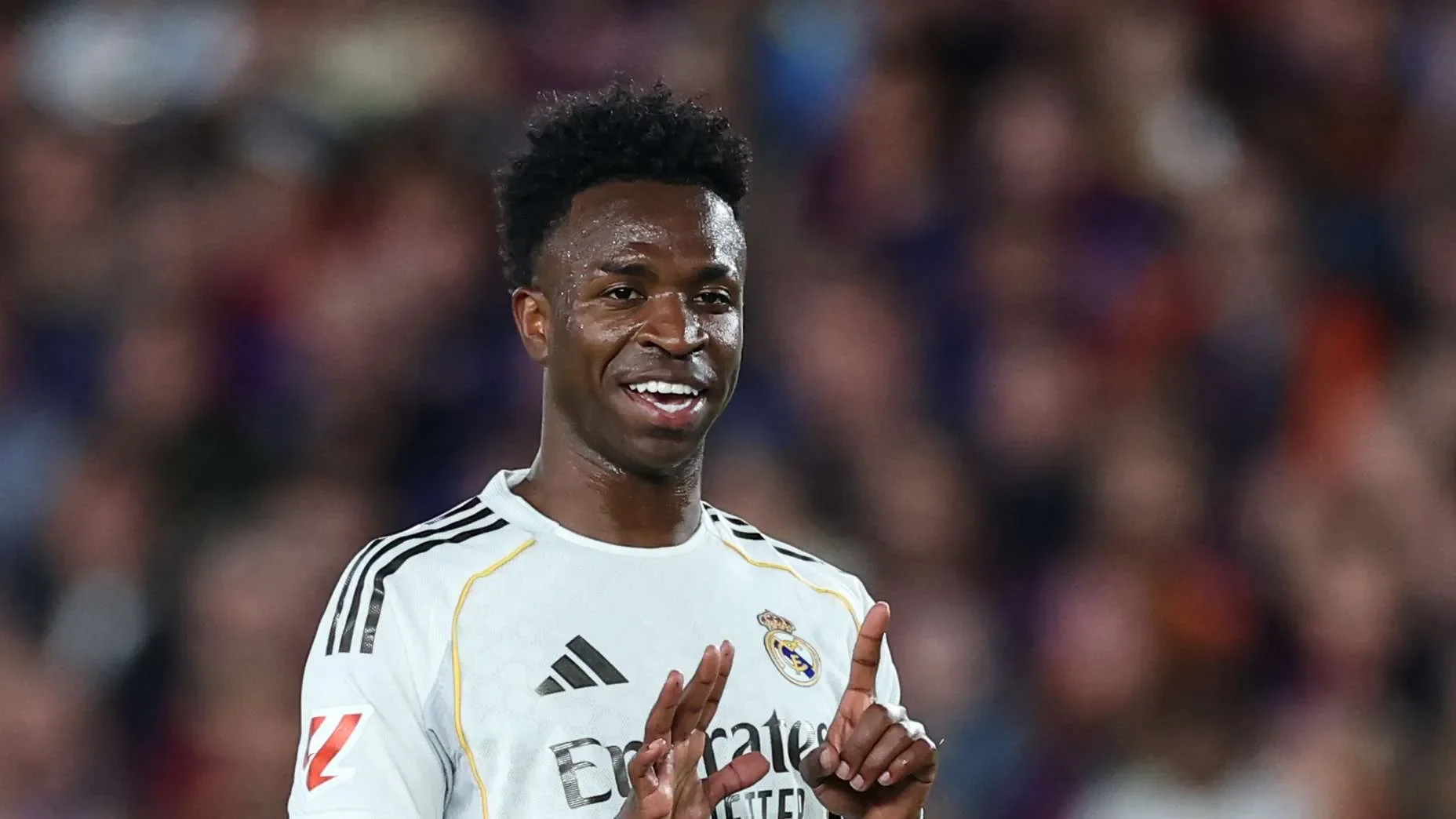 فينيسيوس جونيور لاعب ريال مدريد يحتفل بهدف خلال مباراة، وسط تقارير عن اهتمام أرسنال بعرض مالي ضخم لضمّه.