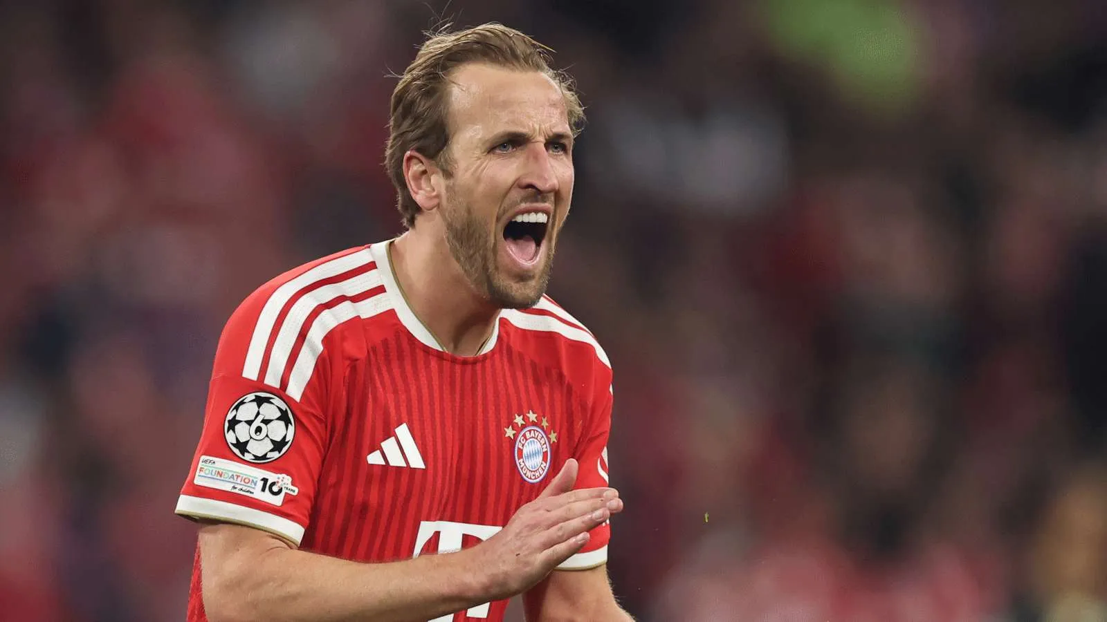 هاري كين مهاجم بايرن ميونخ يحتفل بحماس خلال مباراة، معززاً مكانته كأفضل هداف في الدوري الألماني ومتوّج بجائزة الحذاء الذهبي الأوروبي.