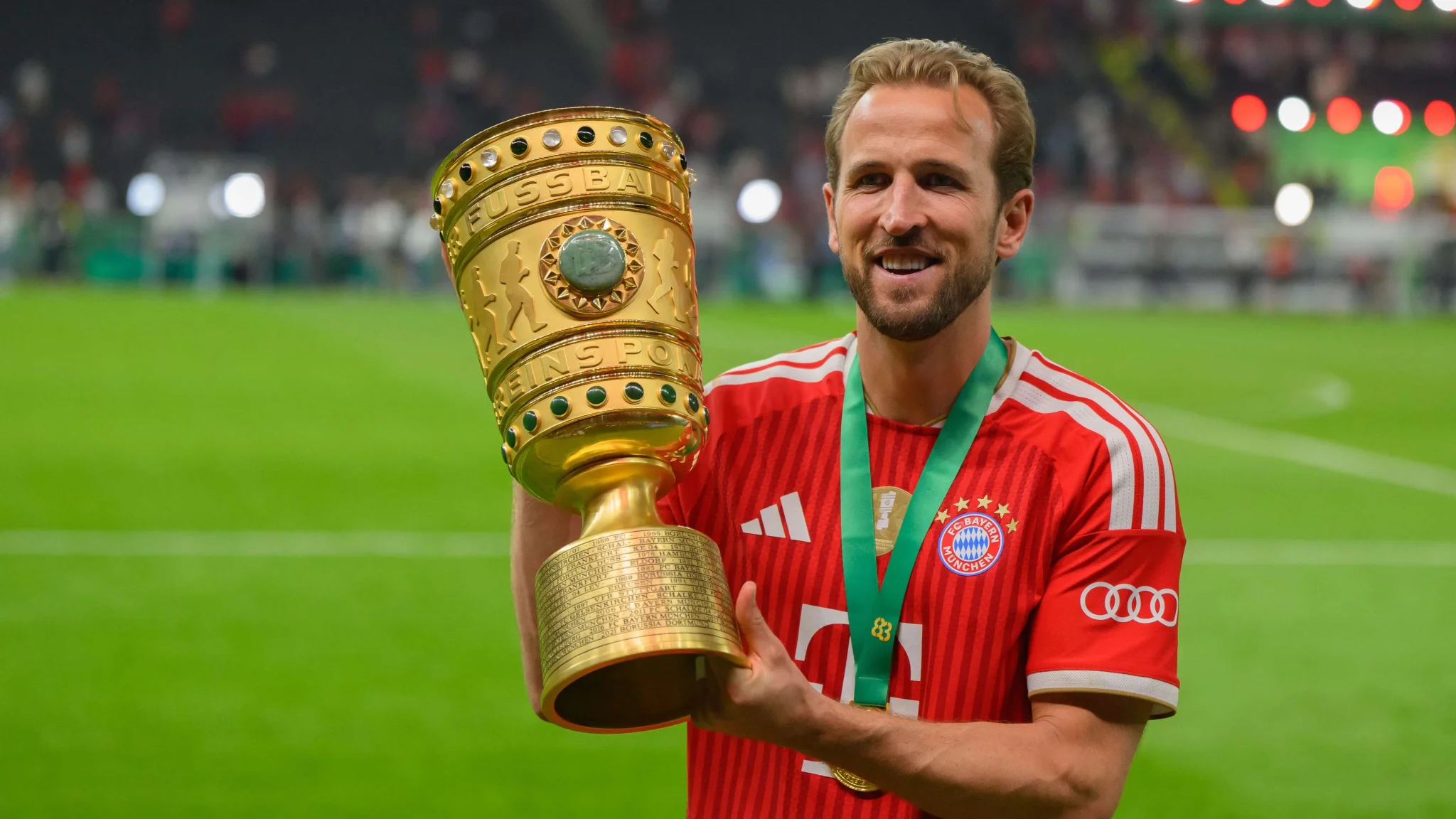 هاري كين لاعب بايرن ميونخ يحتفل بحمل كأس الدوري الألماني بعد موسم تهديفي مميز وحصوله على الحذاء الذهبي الأوروبي.