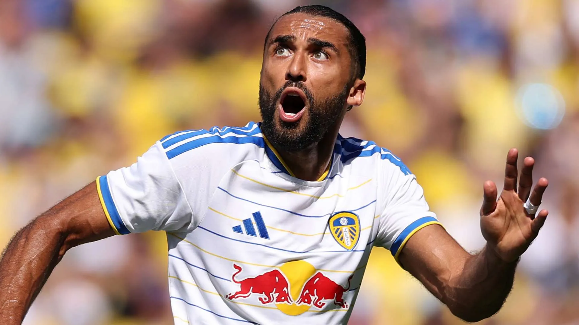 لاعب كرة القدم في فريق ليدز يونايتد يظهر تعبيراً حماسياً خلال مباراة في الدوري الإنجليزي الممتاز.