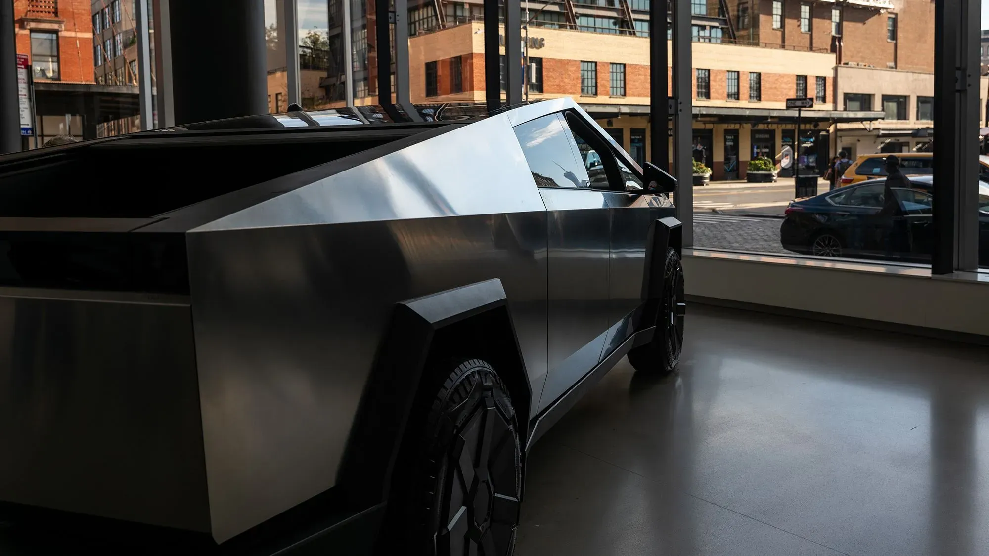 سيارة تسلا سايبرترك، بتصميمها غير التقليدي، معروضة في صالة عرض، تعكس تراجع مبيعاتها في السوق.