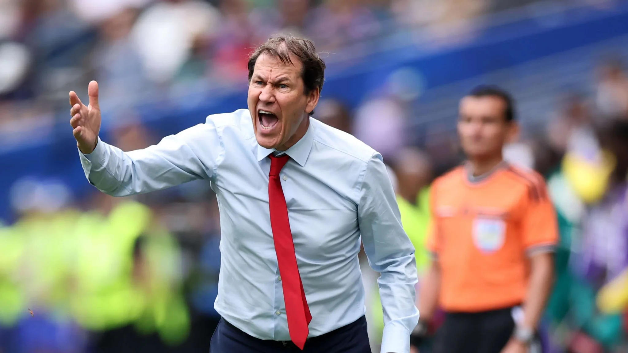 مدرب منتخب بلجيكا رودي غارسيا يظهر بحماس وهو يوجه تعليماته خلال مباراة كأس العالم ضد إسبانيا.