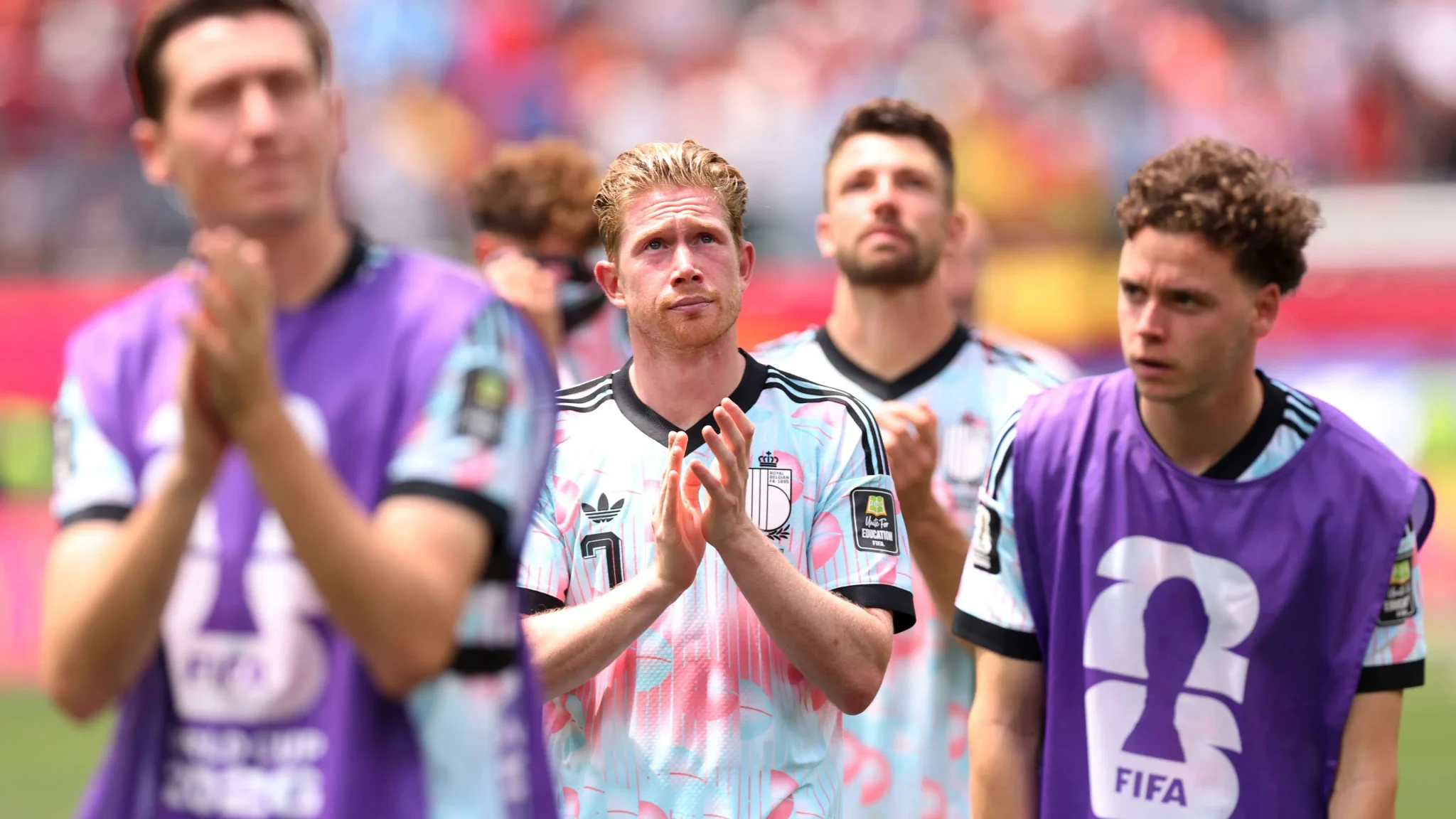 لاعبو المنتخب البلجيكي يصفقون بحزن بعد الخسارة في ربع نهائي كأس العالم 2026، مع انتهاء عهد المدرب رودي غارسيا.