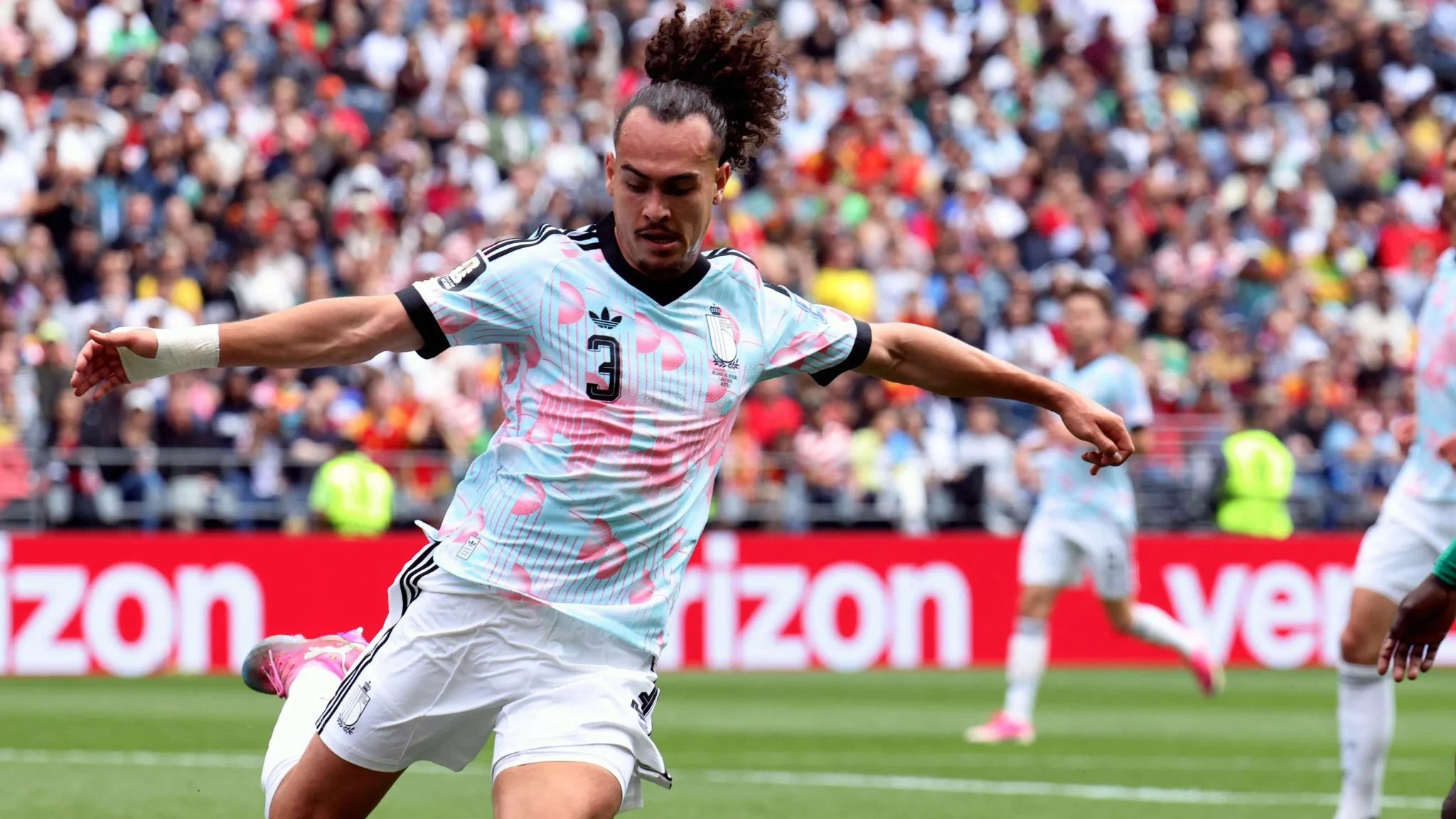 لاعب كرة قدم أرجنتيني يرتدي زي منتخب بلاده يركل الكرة خلال مباراة حماسية أمام السنغال في بطولة كأس الأمم الأفريقية.