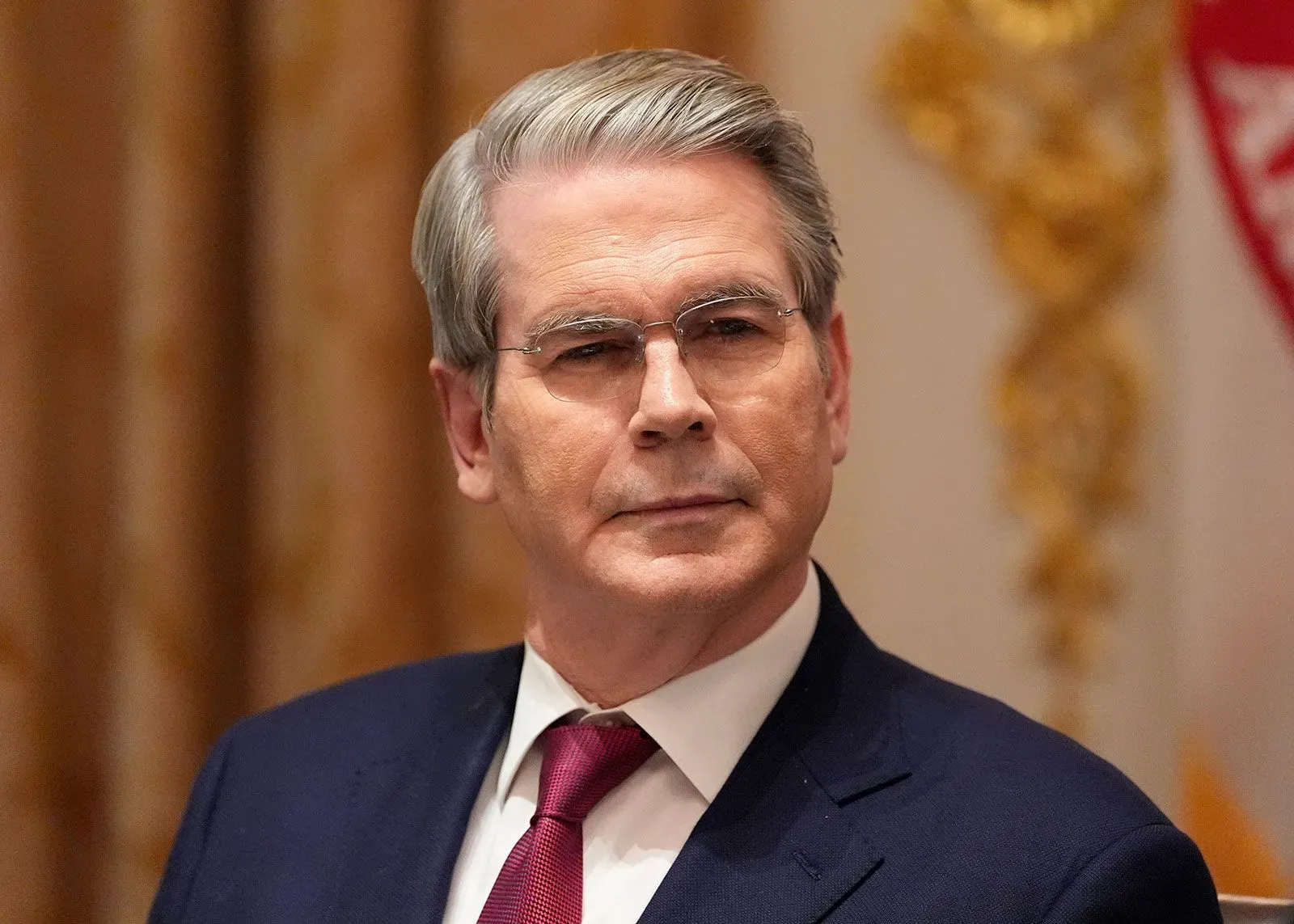 وزير الخزانة سكوت بيسنت يظهر في مؤتمر صحفي، حيث يناقش خطة إنقاذ الأرجنتين بقيمة 20 مليار دولار وتأثيرها على الاقتصاد.