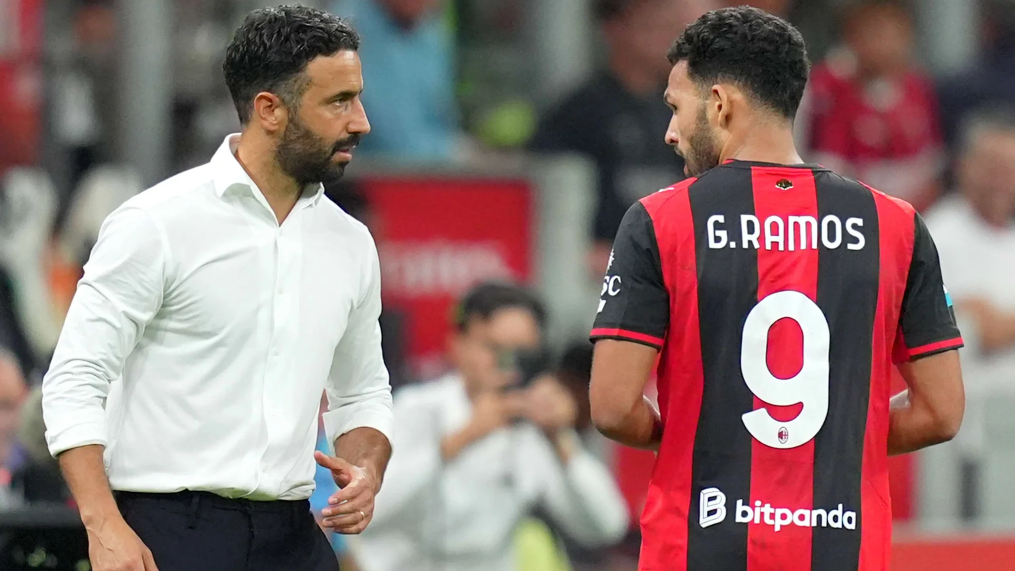 مدرب ميلان Amorim يتحدث مع اللاعب Goncalo Ramos خلال مباراة الدوري الإيطالي، مع التركيز على التشكيلة الهجومية الجديدة بعد رحيل المهاجمين.