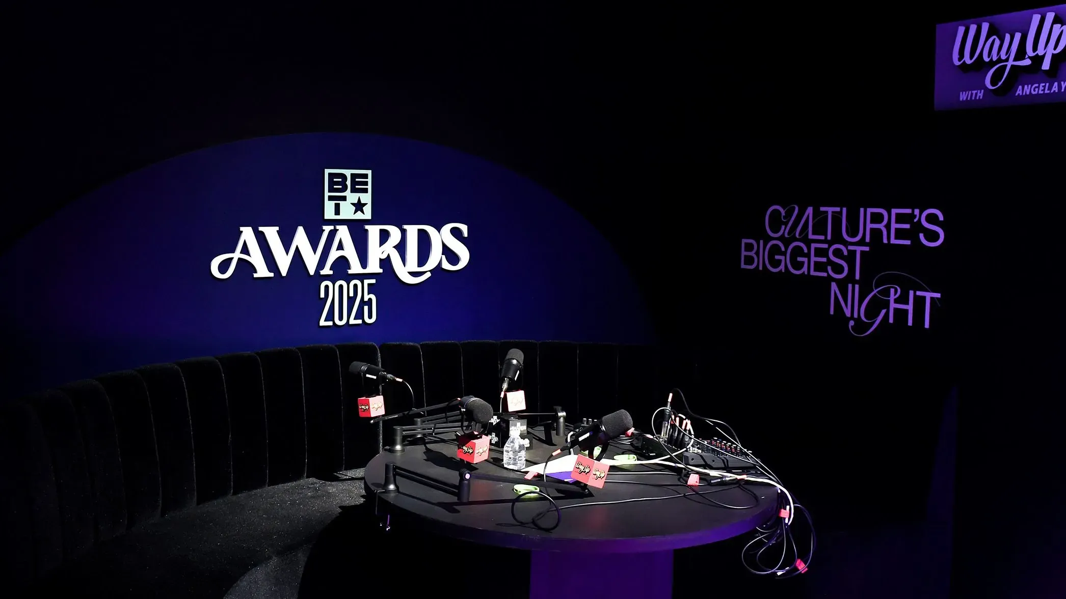 منصة حفل توزيع جوائز BET 2025، تظهر شعار الجوائز مع تجهيزات صوتية، تعكس أجواء الحدث وسط الاحتجاجات في لوس أنجلوس.