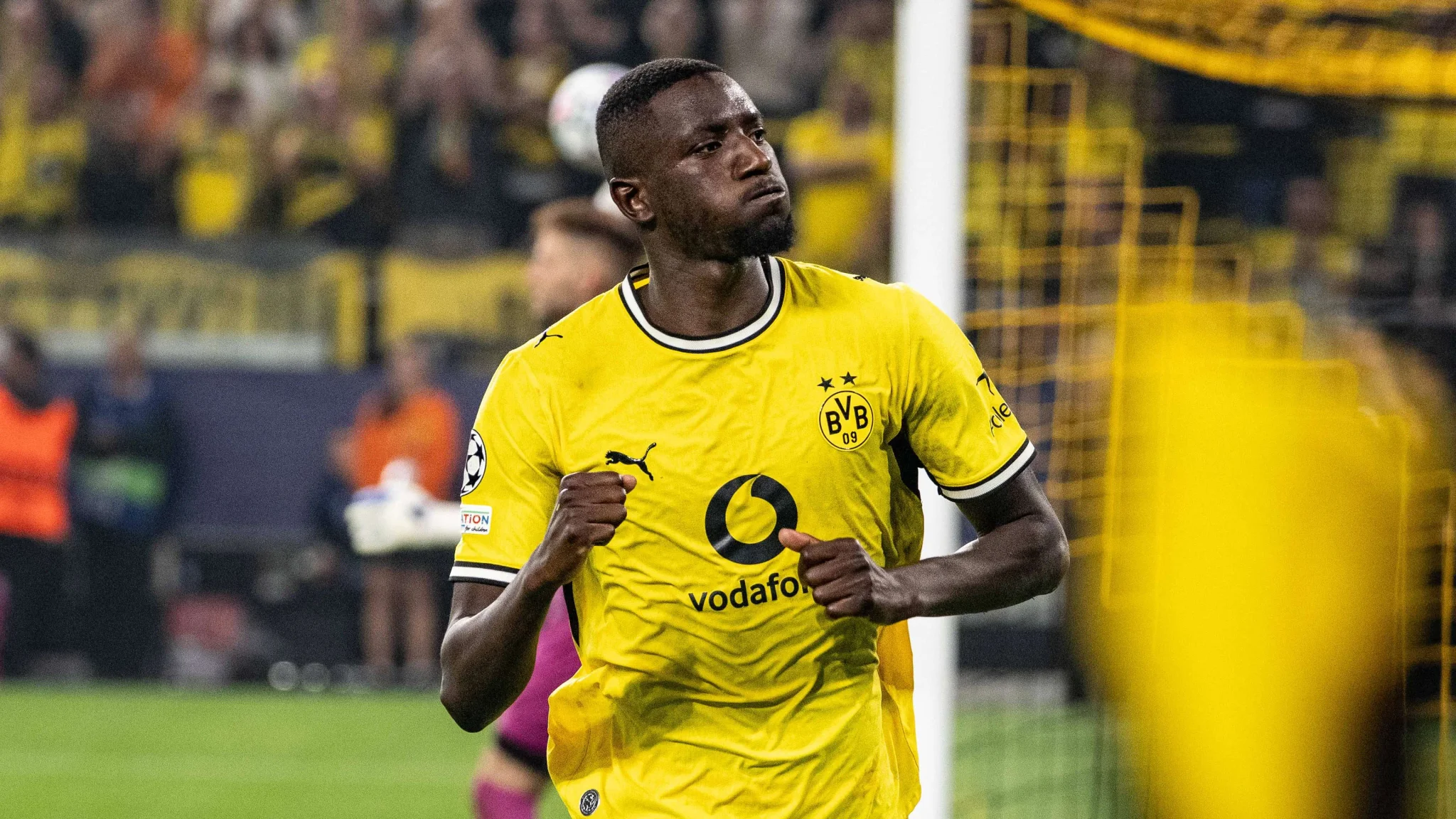 سيرلي غيراسي يحتفل بهدفه في مباراة دوري أبطال أوروبا التي قاد فيها دورتموند للفوز على فياريال بنتيجة 3-2 في ملعب سيجنال إيدونا بارك.
