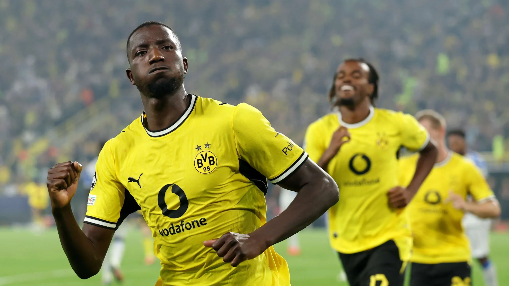 سيرلي غيراسي يحتفل بهدفه في مباراة دورتموند المثيرة ضد فياريال بدوري أبطال أوروبا في ملعب سيجنال إيدونا بارك.