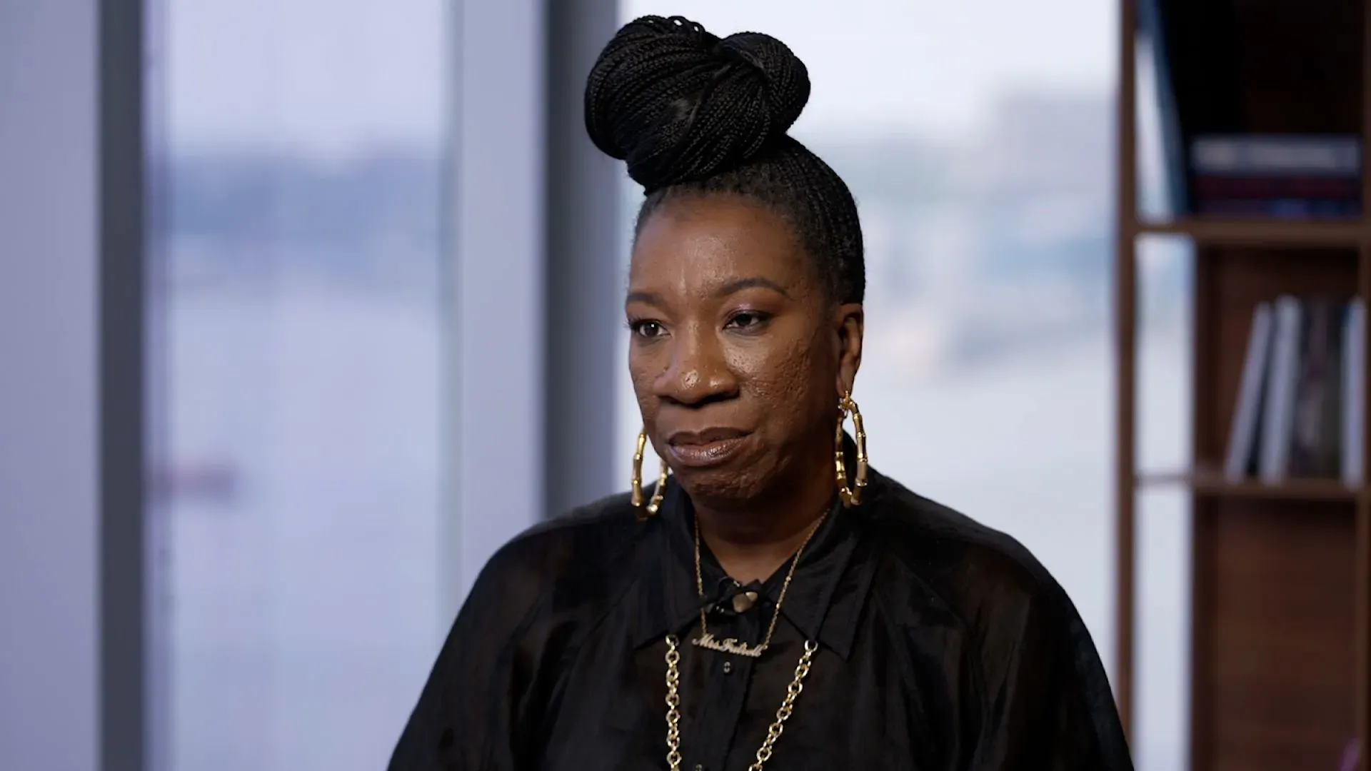 تارانا بورك، مؤسسة حركة #أنا_أيضًا، تتحدث عن تأثير الحركة على الناجيات من الاعتداء الجنسي في برنامج حواري.