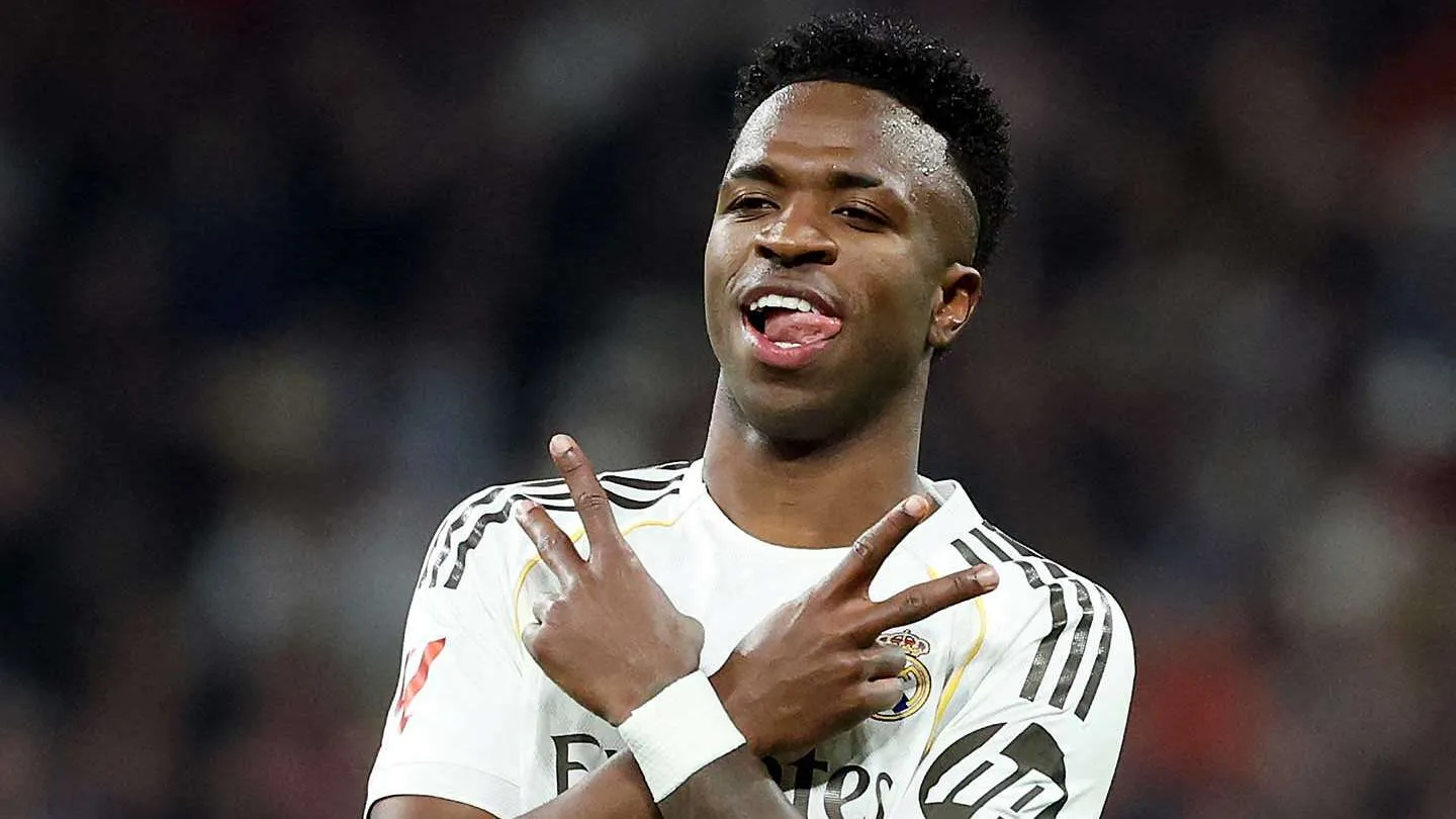 فينيسيوس جونيور نجم ريال مدريد يحتفل خلال مباراة، مع تقارير عن عرض أرسنال لضمه براتب قياسي في سوق الانتقالات الصيفية.