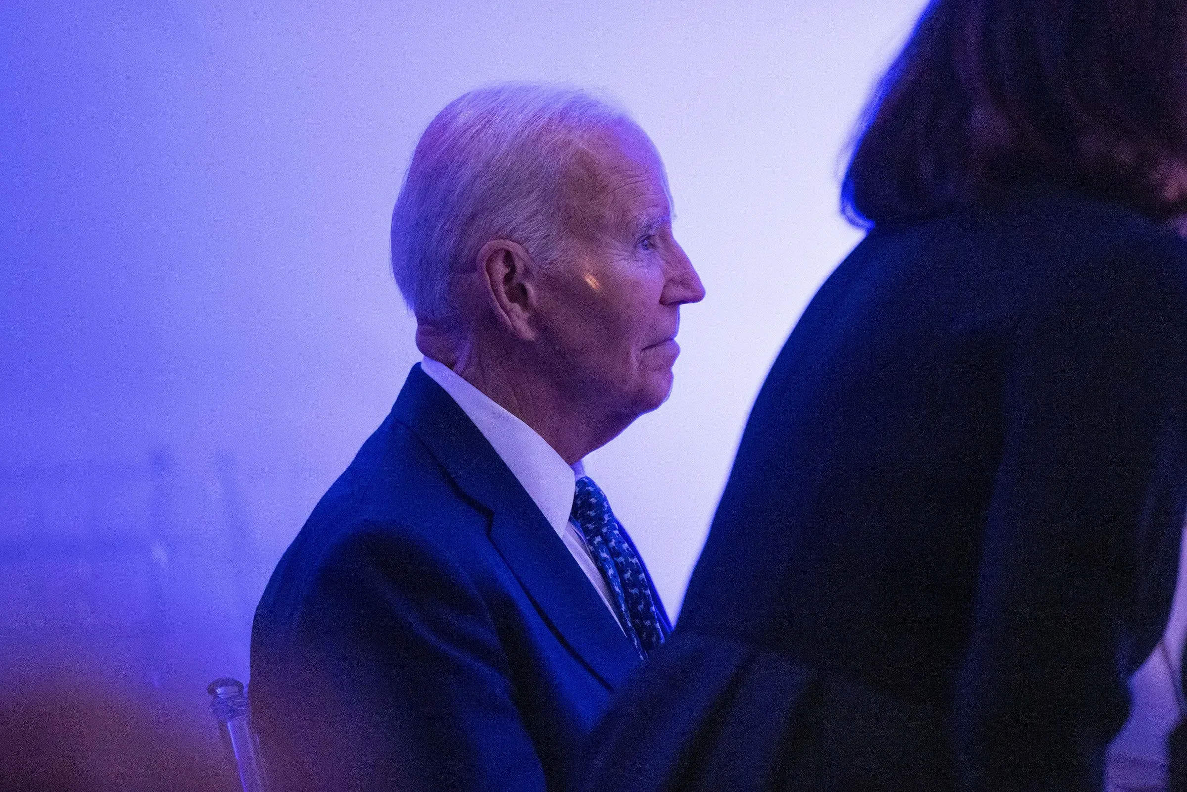 بايدن يتحدث في حدث بوسطن، معبرًا عن الأمل في مواجهة التحديات الحالية، وسط أجواء مظلمة بسبب تهديدات حرية التعبير.