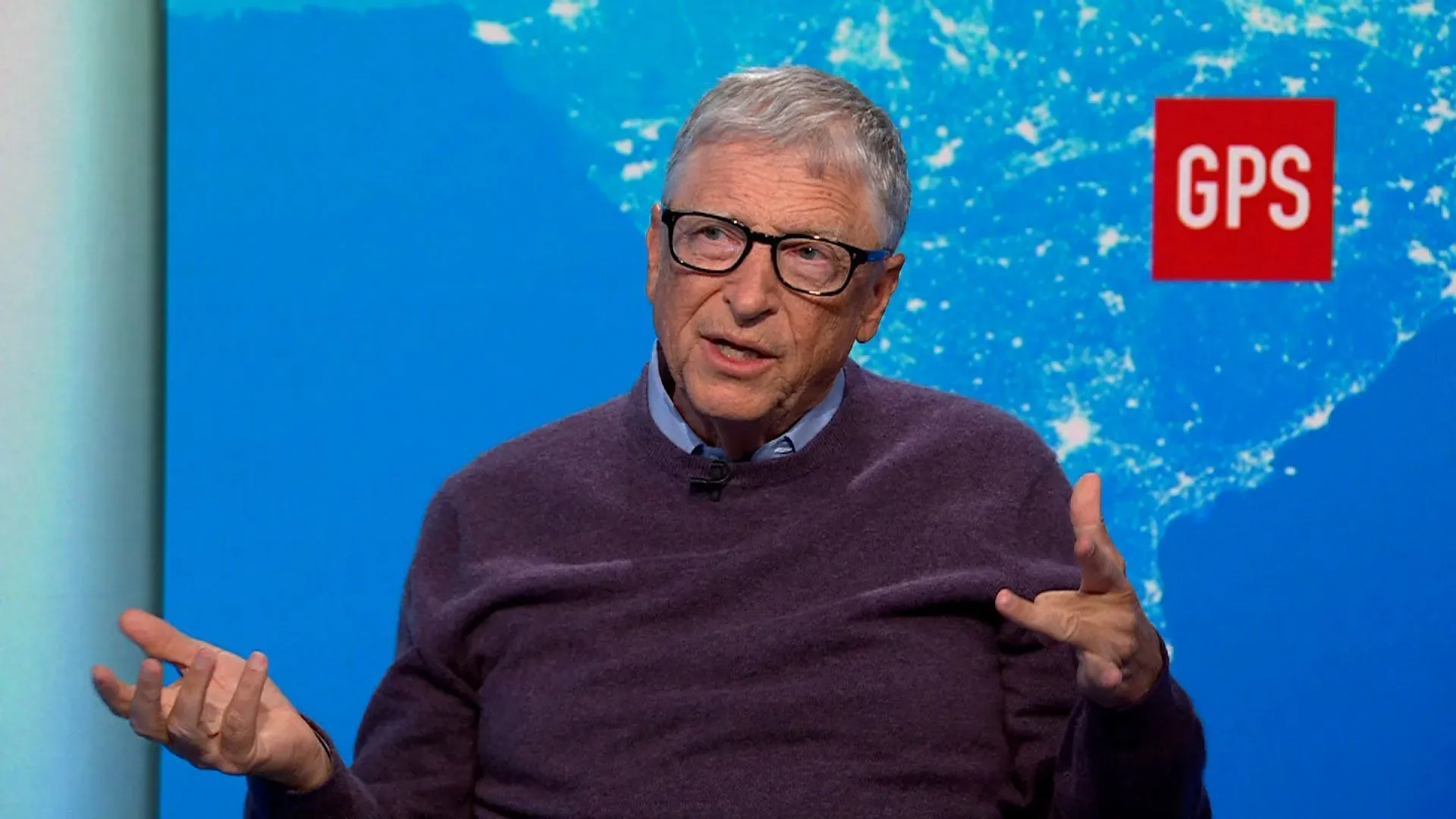 بيل غيتس يتحدث خلال مقابلة، معبرًا عن قلقه من تخفيضات الإنفاق الحكومي وتأثيرها على الصحة العالمية.