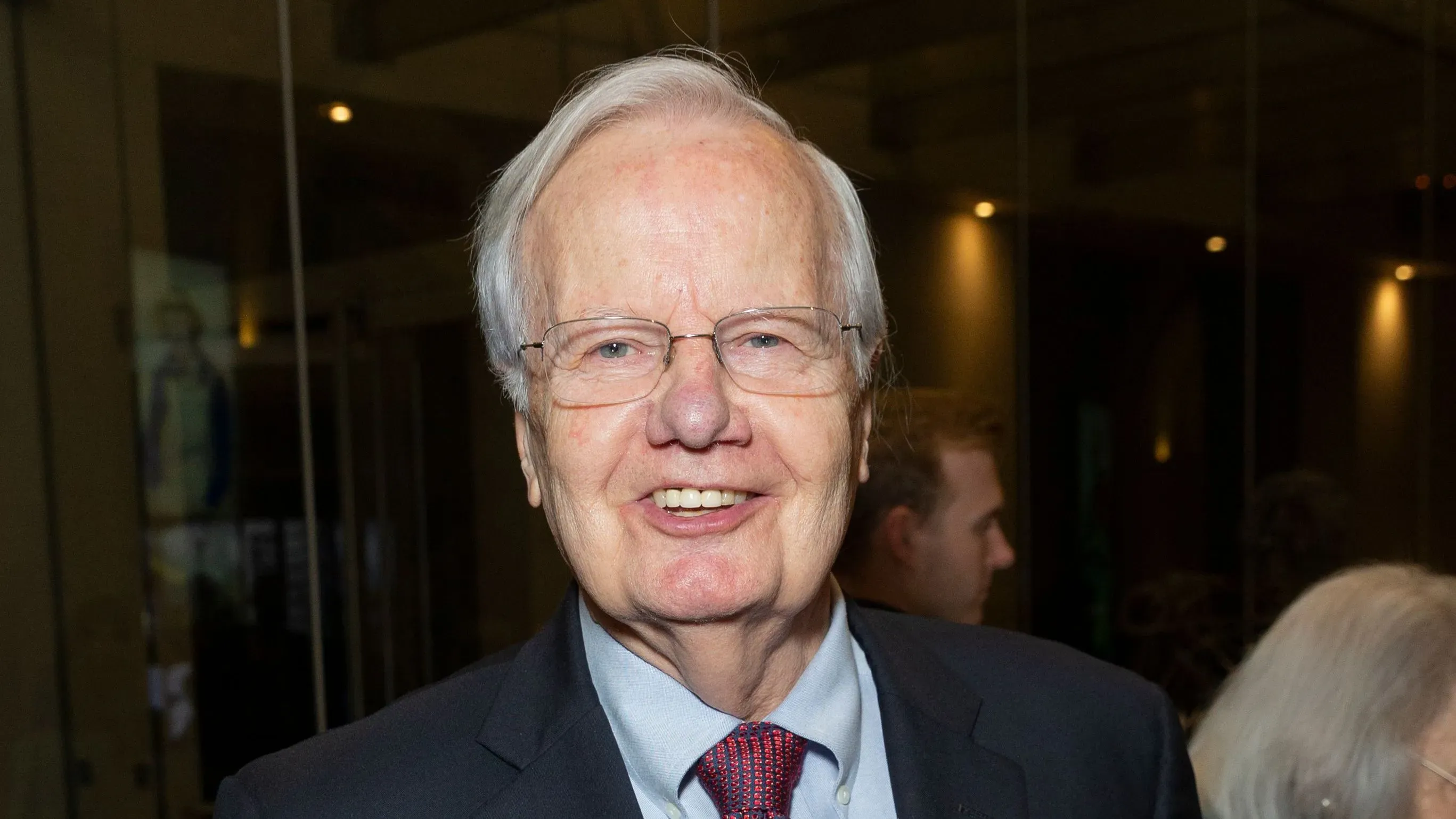 توفي بيل مويرز، الصحفي والإعلامي البارز، عن 91 عامًا، بعد مسيرة حافلة في الصحافة والإعلام العام، حيث أثرى المشهد الإعلامي ببرامجه.