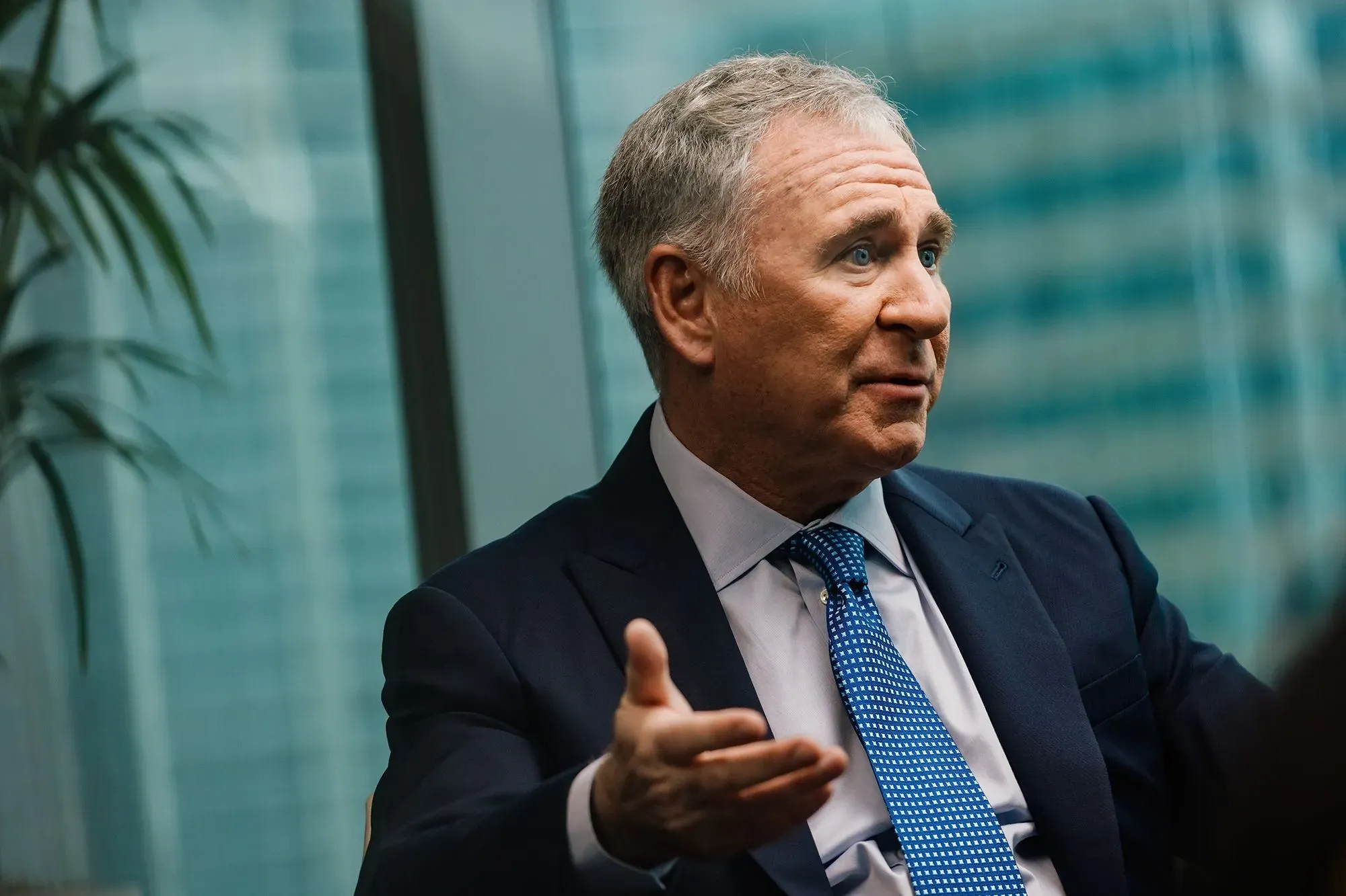 كين جريفين، الملياردير ورئيس صندوق التحوط، يتحدث عن المخاطر التي تواجه الاحتياطي الفيدرالي بسبب انتقادات ترامب.