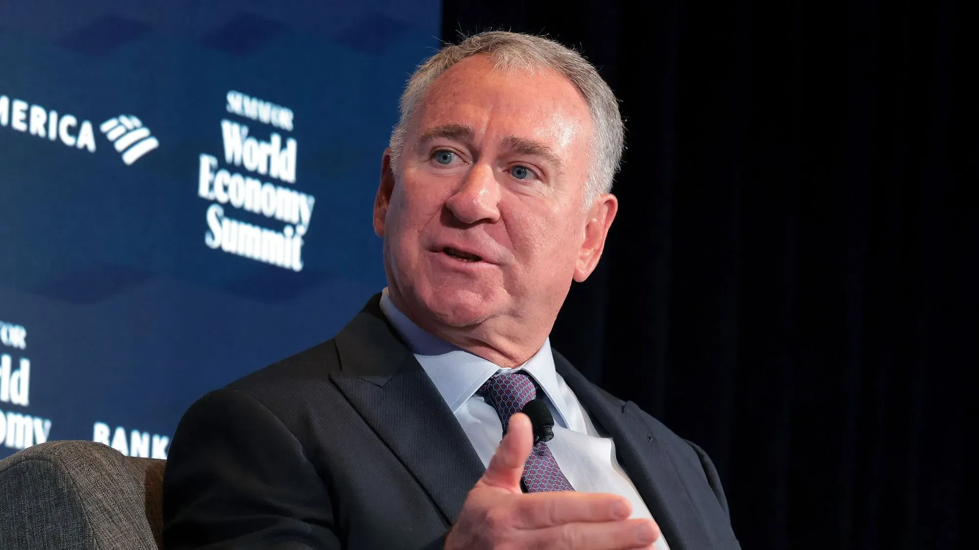 كين جريفين، الرئيس التنفيذي لشركة سيتادل، يتحدث في قمة سيمافور للاقتصاد العالمي، معبراً عن قلقه بشأن تأثير الحرب التجارية على العلامة التجارية الأمريكية.