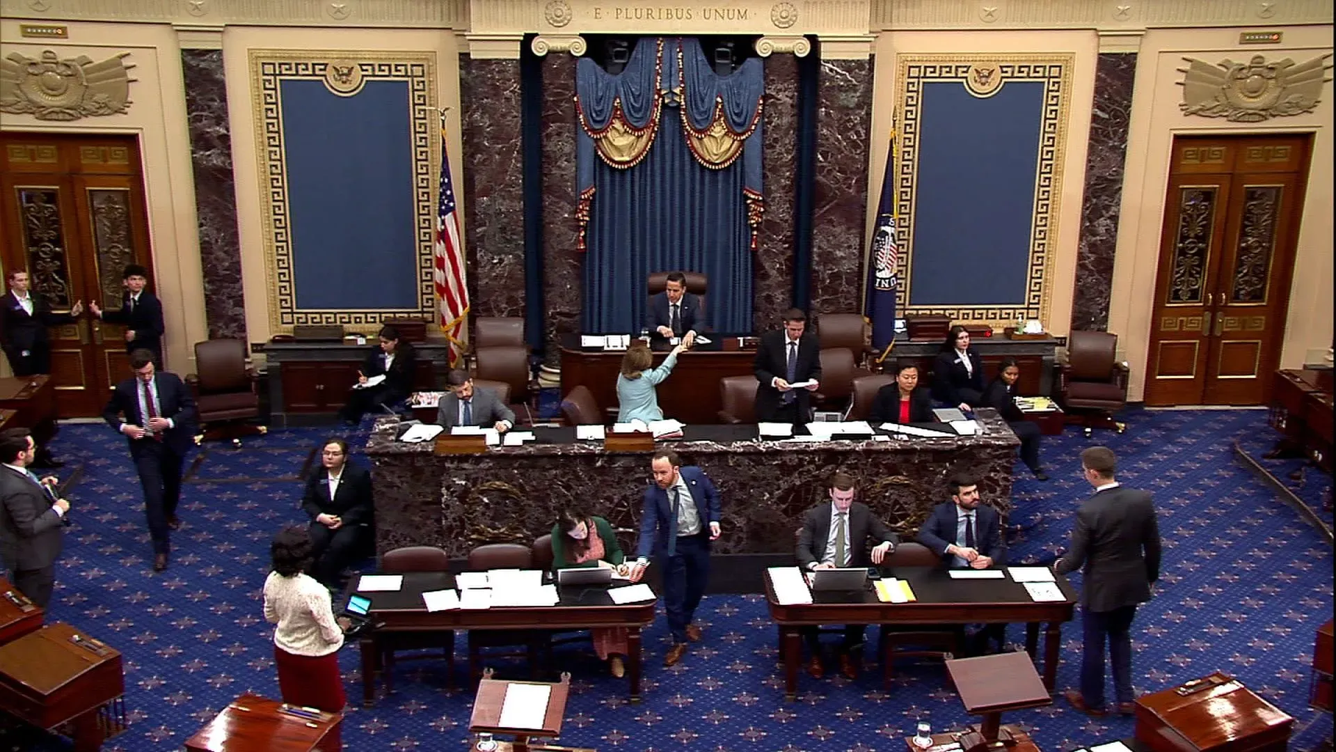 اجتماع في مجلس الشيوخ الأمريكي حيث يتواجد الأعضاء أثناء التصويت على قرار يتعلق بسياسة التعريفات الجمركية للرئيس ترامب.