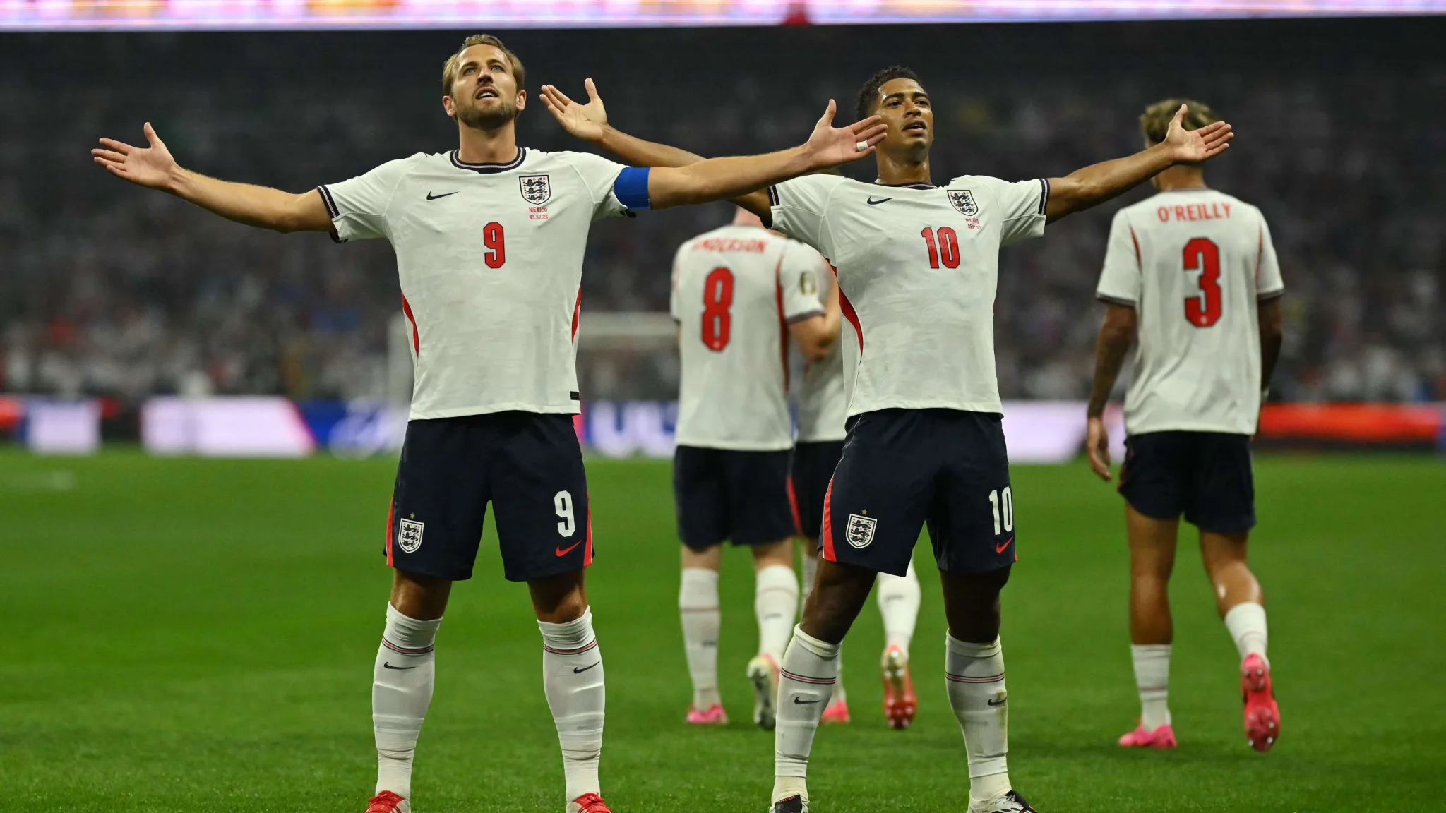 لاعبا منتخب إنجلترا هاري كين وجود بيلينغهام يرفضان ذراعيهما في احتفال بعد الفوز التاريخي على المكسيك في مونديال 2026.