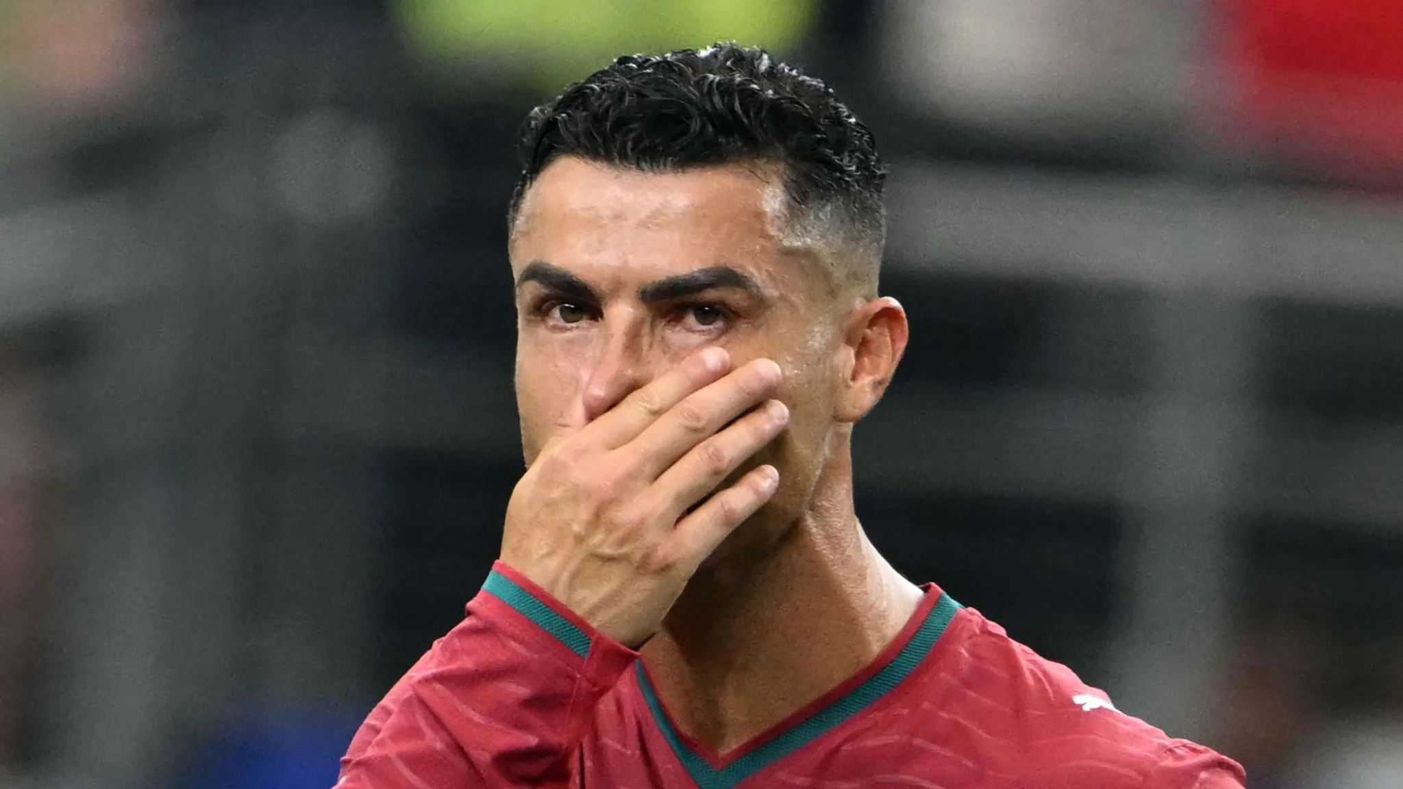 رونالدو يظهر تعبيراً حزيناً خلال مونديال 2026، مع خيبة أمل كبيرة بعد خروج البرتغال المبكر من البطولة.