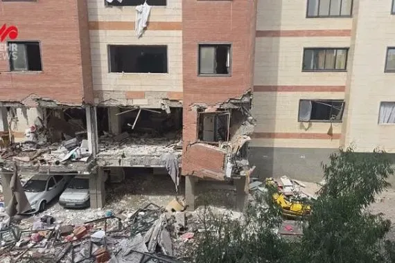 انفجار في مجمع سكني في قم أدى إلى تضرر المبنى ووجود سيارات متضررة في الموقع، مع إصابة سبعة أشخاص.