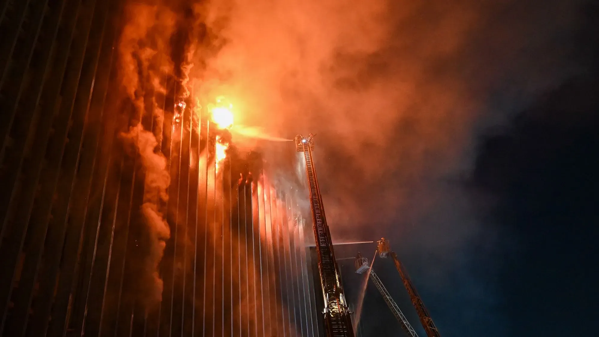 حريق ضخم في مركز بيانات بالقاهرة، مع تصاعد الدخان والنيران، مما أدى إلى انقطاع الاتصالات وإصابات بين العمال.