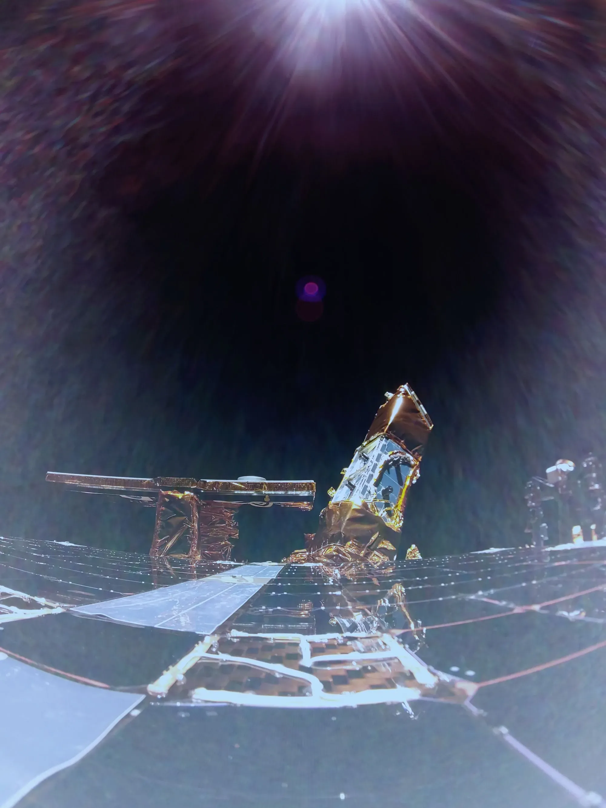 لقطة مقربة لمركبة "بلو غوست" القمرية في مدار منخفض حول القمر، تُظهر تفاصيل سطح القمر المليء بالحفر والانعكاسات الضوئية.