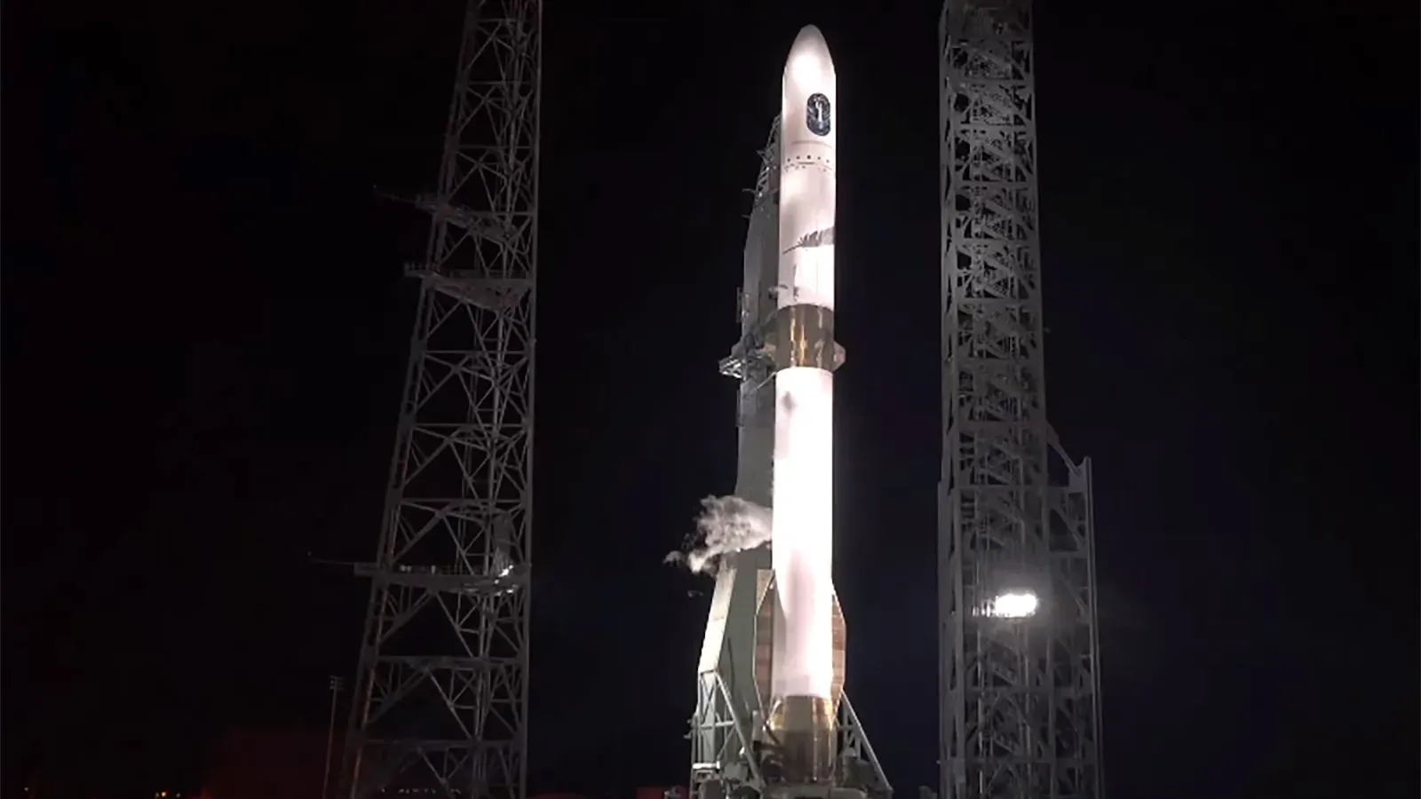 صاروخ نيو جلين لشركة بلو أوريجين واقفاً على منصة الإطلاق في كيب كانافيرال، مع تصاعد بخار من قاعدته، قبل محاولة الإطلاق الملغاة.