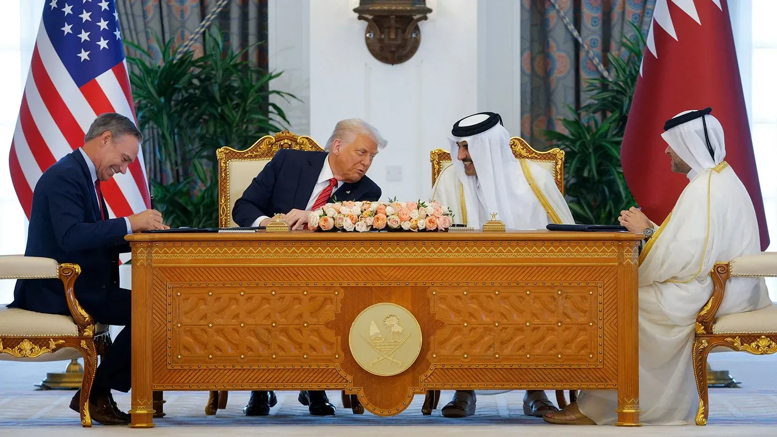 توقيع اتفاقية تاريخية بين قطر والولايات المتحدة لشراء 210 طائرات بوينغ، بحضور مسؤولين بارزين.