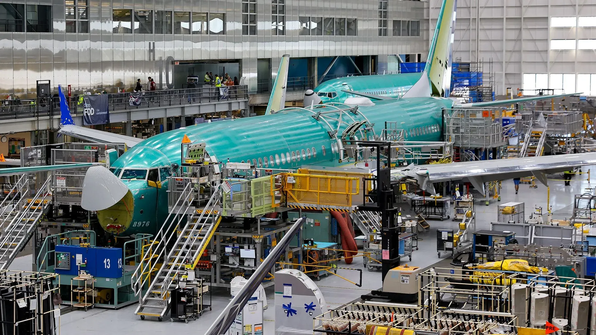طائرة بوينج 737 ماكس غير مكتملة في مصنعها، تشير إلى تأثير التوترات التجارية مع الصين على صناعة الطائرات الأمريكية.