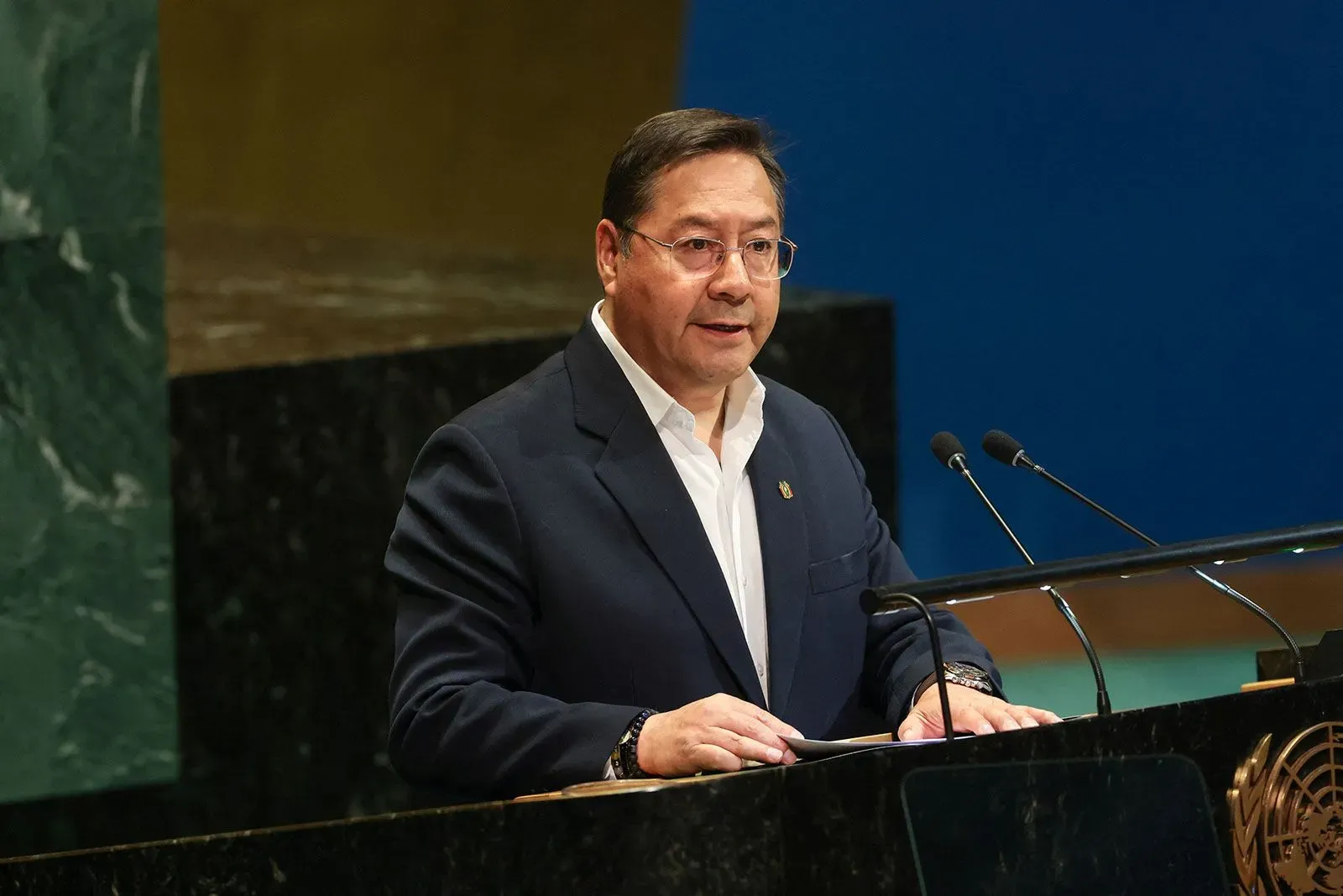 الرئيس البوليفي السابق لويس أرسي يتحدث أمام منصة، وسط تقارير عن اعتقاله في إطار تحقيق في اختلاس مزعوم.