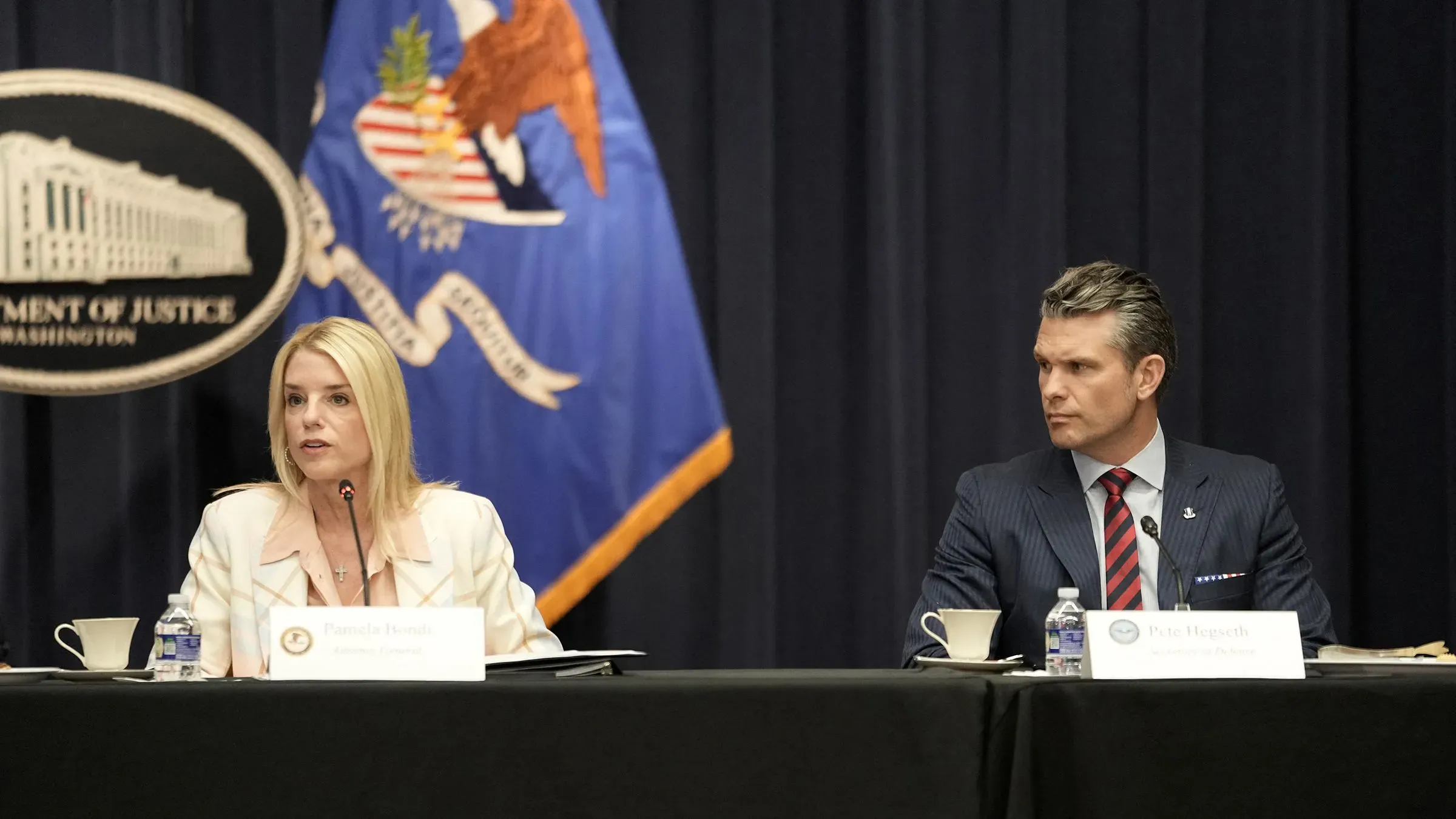 اجتماع في وزارة العدل يتضمن بام بوندي وبيت هيغسيث، حيث يناقشان قضايا حساسة تتعلق بالسياسة والإدارة.