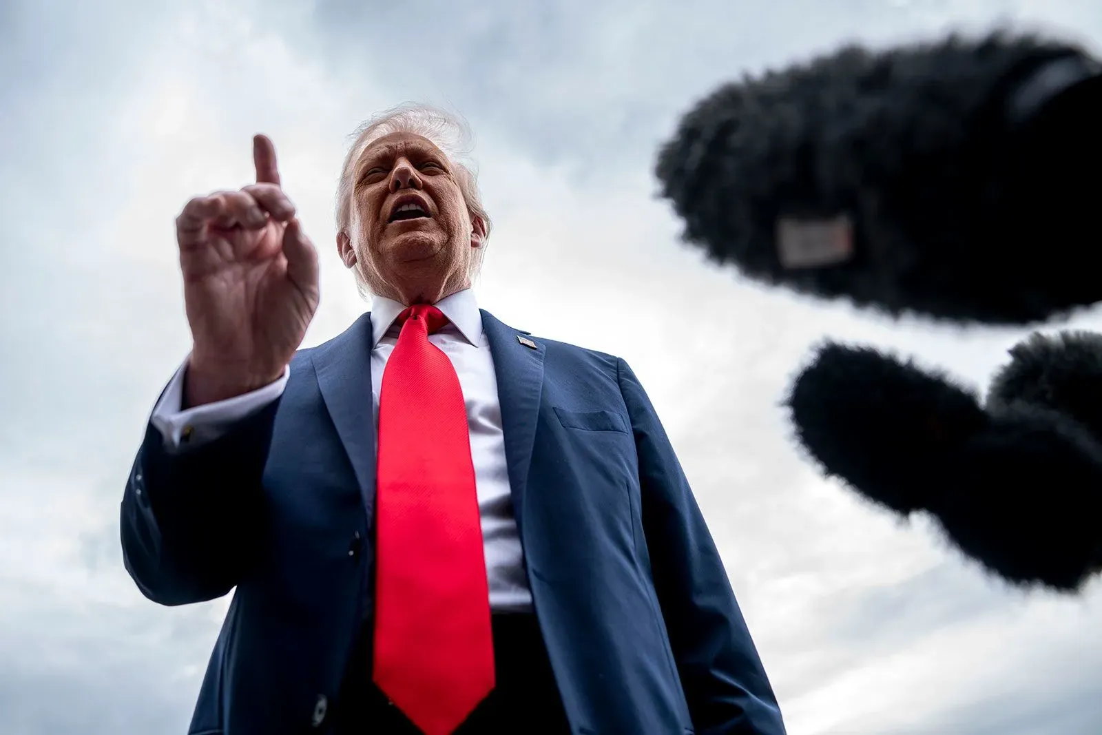 تظهر الصورة المدعي العام بام بوندي وهي تتحدث بحماسة، محاطة بميكروفونات، مع سماء غائمة خلفها، تعكس موقفها من حرية التعبير وخطاب الكراهية.