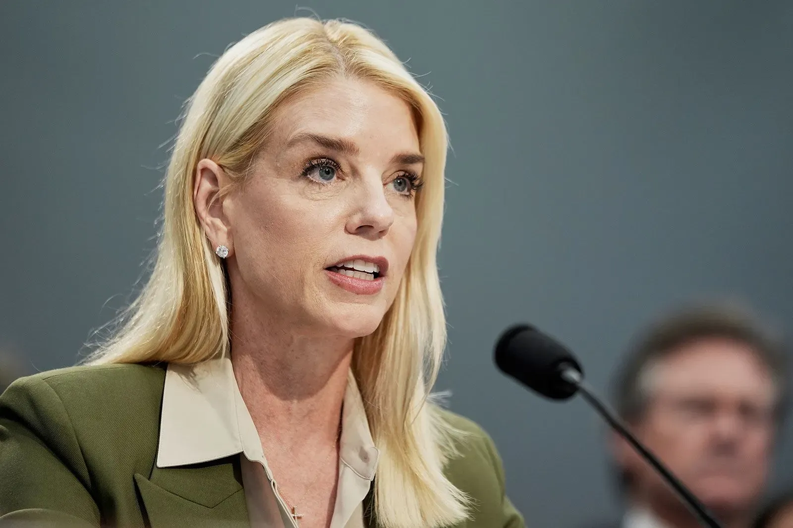 تظهر المدعي العام بام بوندي أثناء حديثها في مؤتمر صحفي، حيث تناقش إنهاء سياسات الملاذ الآمن في واشنطن العاصمة.