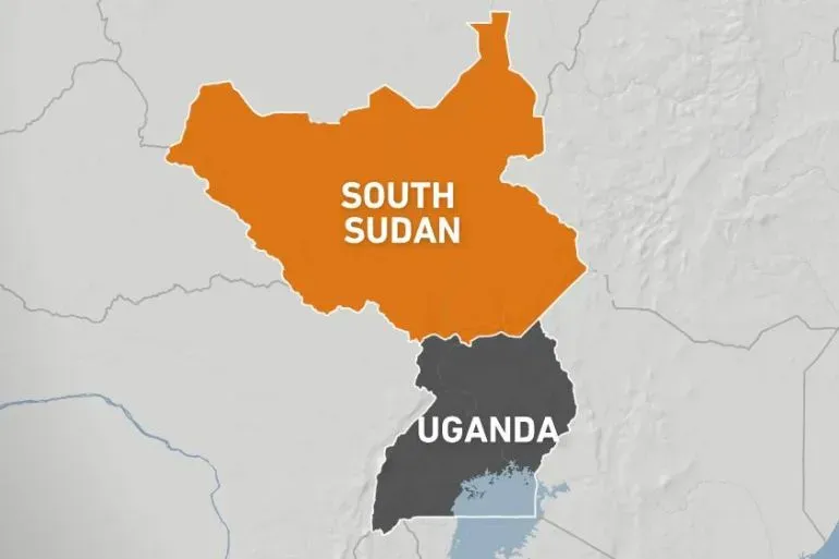 خريطة توضح الحدود بين جنوب السودان وأوغندا، مع تمييز جنوب السودان باللون البرتقالي وأوغندا باللون الرمادي، في سياق التوترات الحدودية.