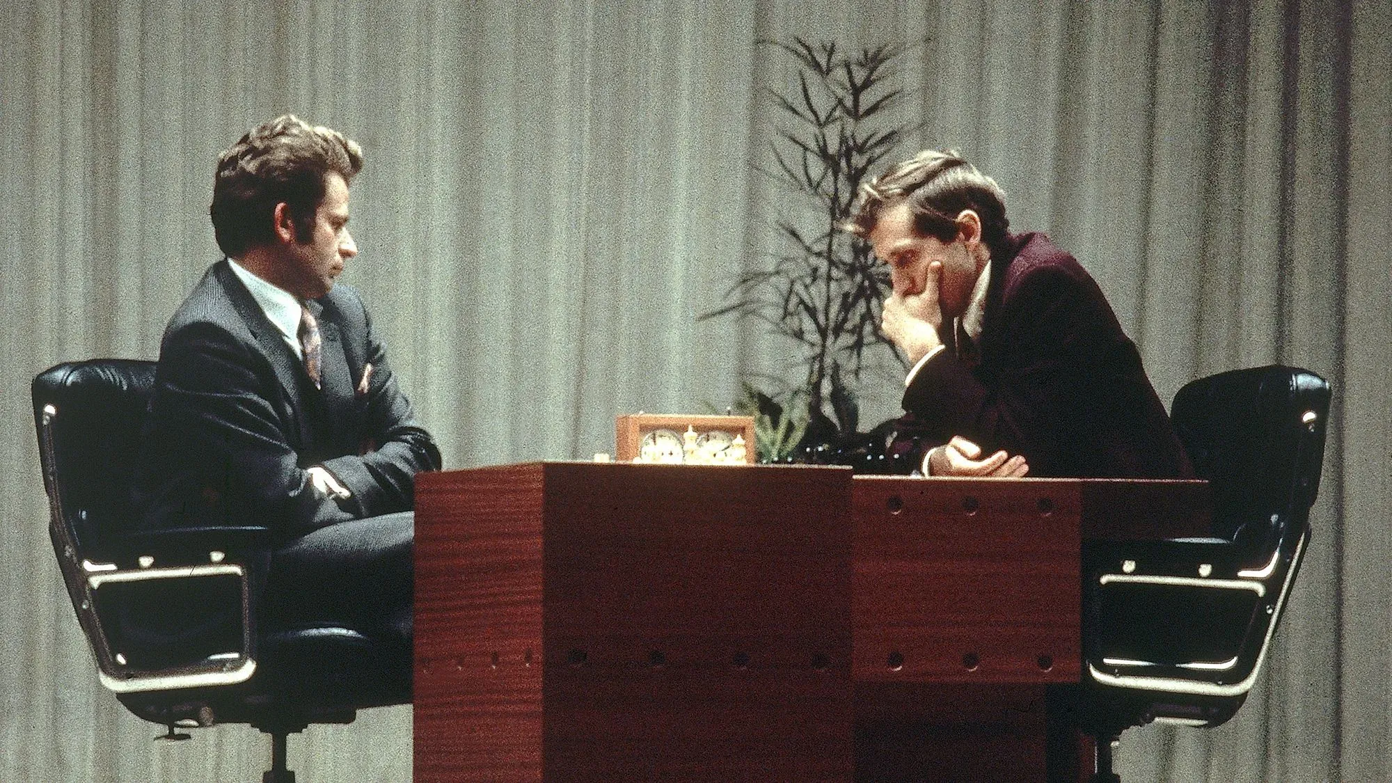 صورة تاريخية لبوريس سباسكي وبوبي فيشر خلال مباراتهما الشهيرة في 1972، التي كانت رمزًا لمنافسات الحرب الباردة.