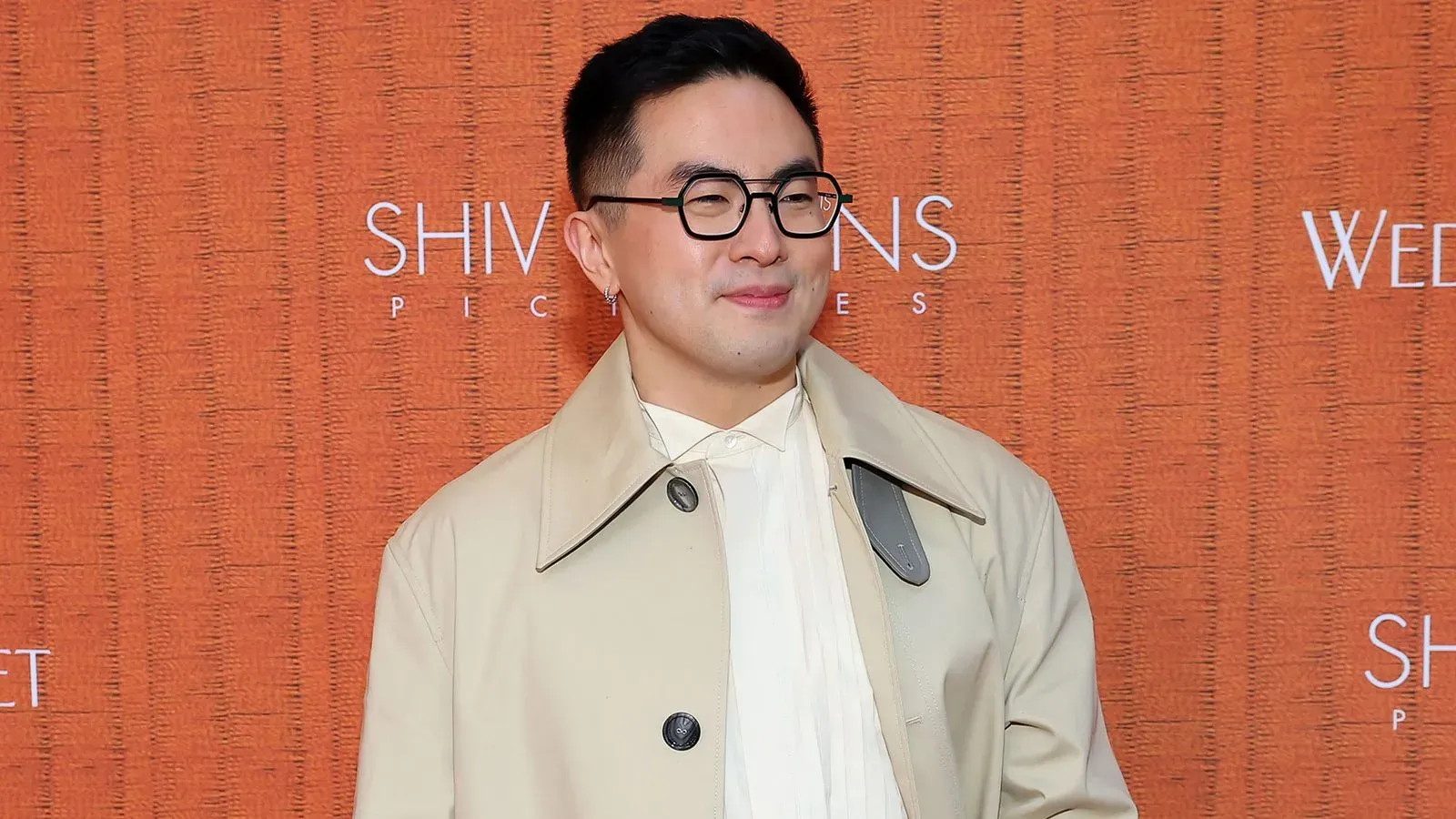 بوين يانغ مبتسم في حدث رسمي، مرتديًا معطفًا فاتح اللون، يتحدث عن حرية استخدام الألفاظ النابية في برنامج "ساترداي نايت لايف".