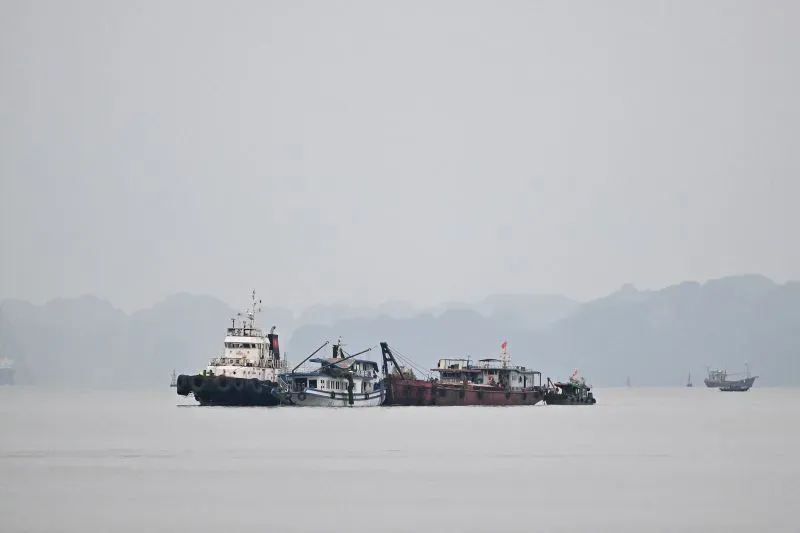 قوارب إنقاذ تعمل في خليج ها لونغ بعد انقلاب السفينة "وندر سي" بسبب عاصفة، حيث تستمر جهود البحث عن المفقودين.