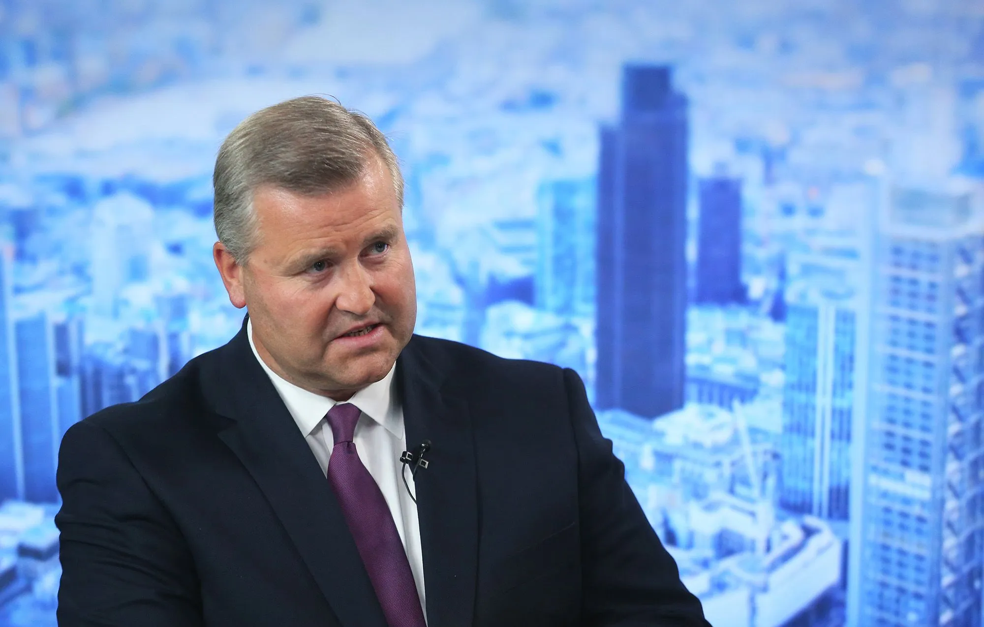 أعلن BP عن إقالة رئيس مجلس إدارتها Albert Manifold بعد مخاوف تتعلق بالحوكمة والسلوك، مما أدى إلى تراجع الأسهم بنسبة 9%.