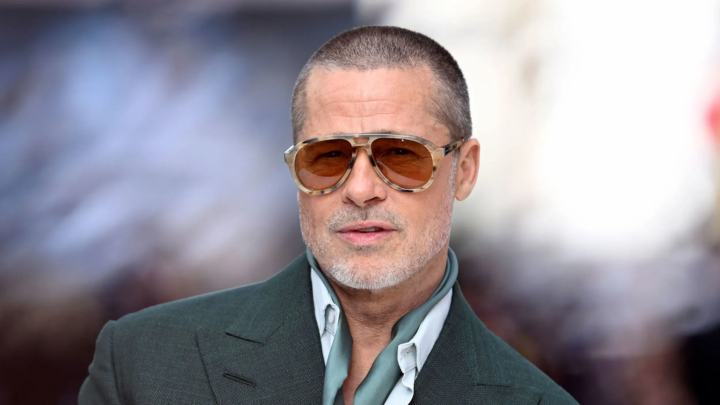 براد بيت يتحدث عن تجربته في التعافي، مرتديًا نظارات شمسية، خلال ظهور إعلامي يتناول موضوع الإدمان والتعافي.