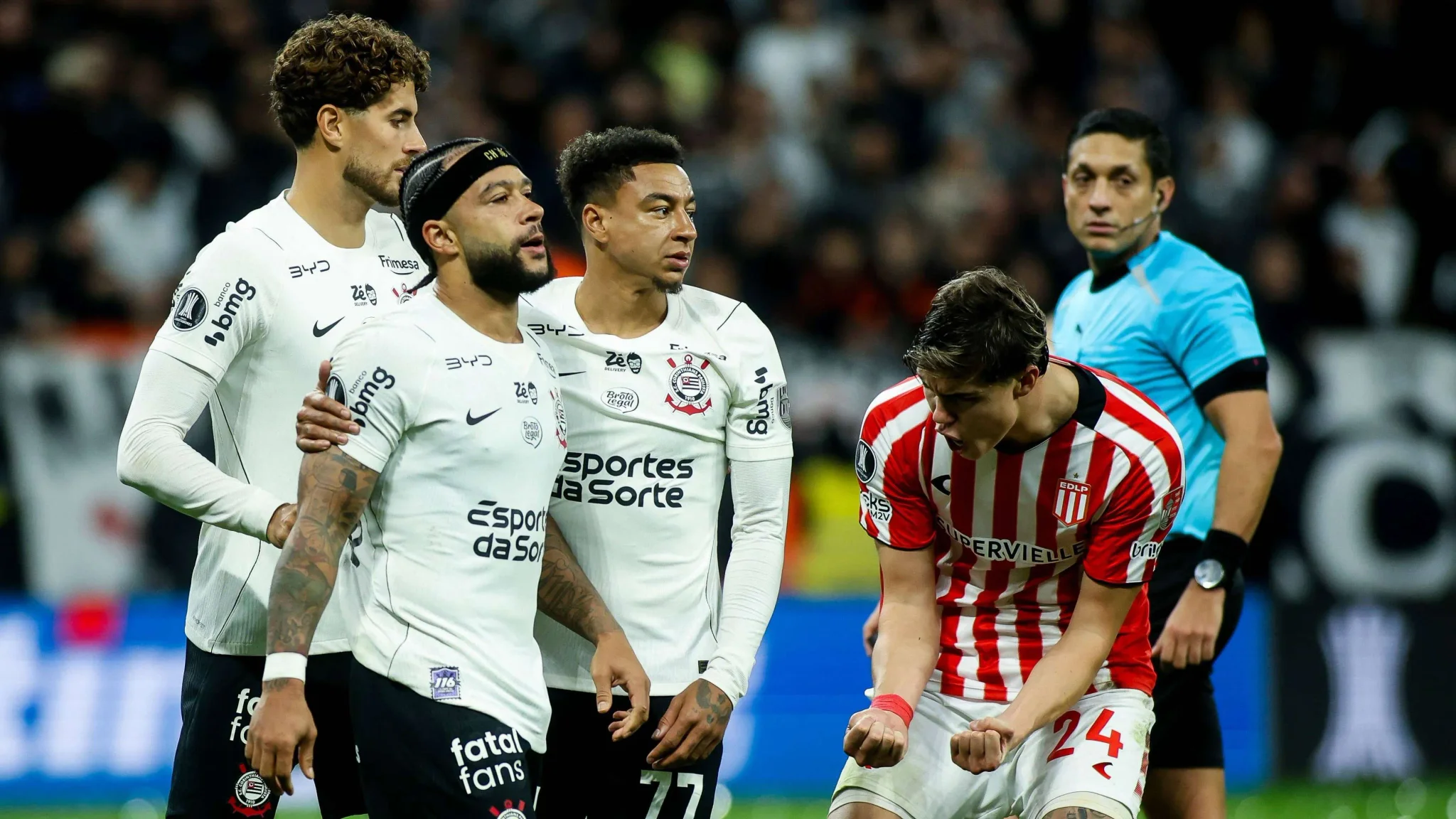 لاعبو كرة قدم برازيليون وأجانب في مباراة ضمن الدوري البرازيلي، يعكسون تحديات الإصلاحات المتعلقة بتقليل عدد الأجانب وتعزيز فرص الشباب.
