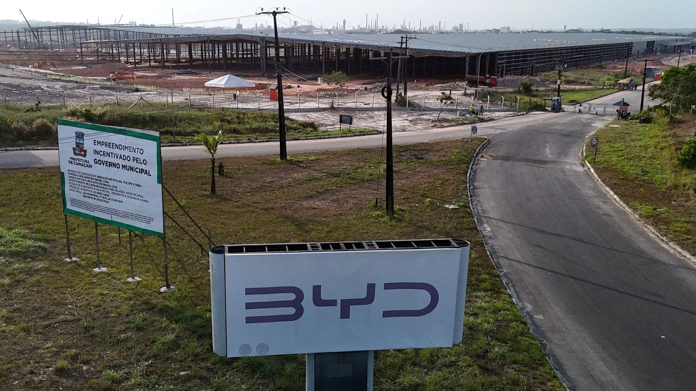 صورة لموقع بناء مصنع شركة BYD في البرازيل، تظهر لافتة حكومية ومحيط المشروع، في ظل دعوى قضائية تتعلق بظروف العمل.