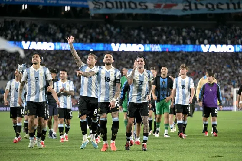 فرحة لاعبي منتخب الأرجنتين بعد الفوز الكبير 4-1 على البرازيل في تصفيات كأس العالم 2026، مع احتفالات الجماهير في الخلفية.