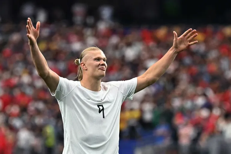 إيرلينغ هالاند يحتفل أمام الجماهير خلال مباراة النرويج في كأس العالم 2026، مع تركيز على دور الـ16 بين النرويج والبرازيل.
